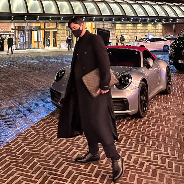 Thom Browne Milano Stitch 4-Bar Cardigan Navy, Thom Browne Classic Longwing Brogue Shoes Black 착용 스타일
