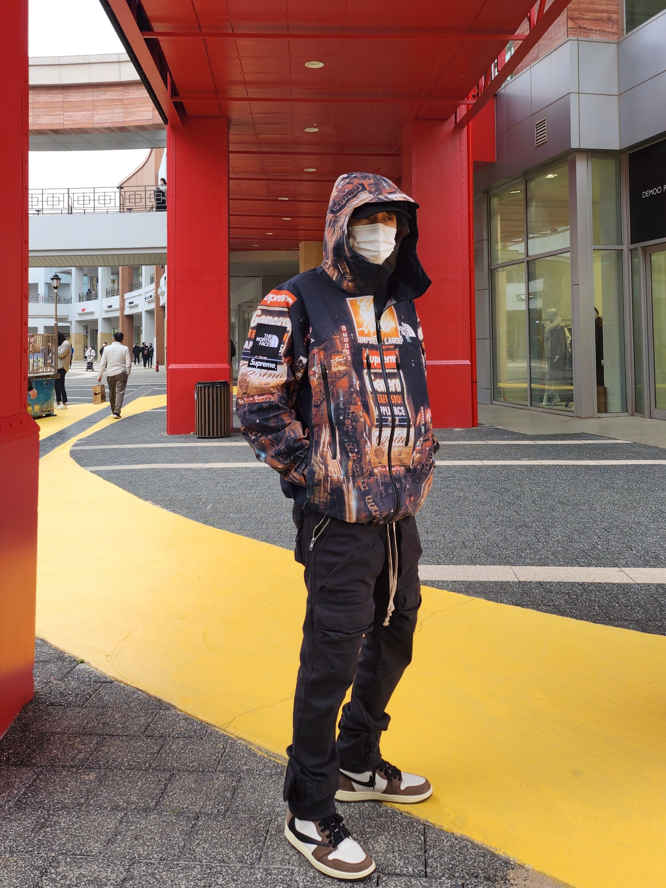 Supreme x The North Face Taped Seam Shell Jacket Times Square - 22FW, Jordan 1 x Travis Scott Retro High OG SP Mocha 착용 스타일 - 3