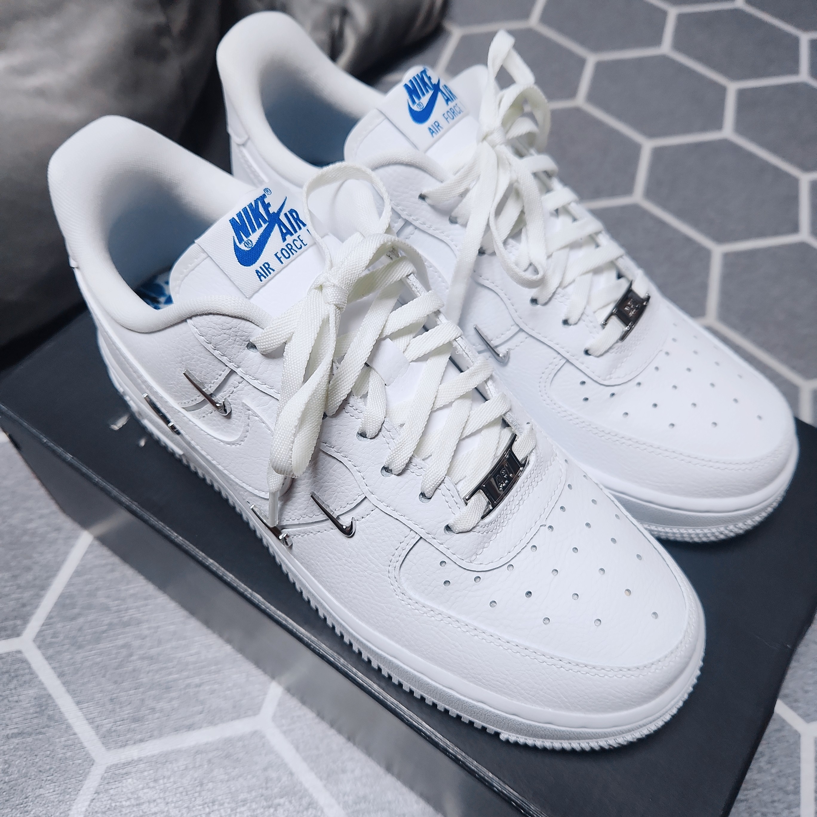(W) Nike Air Force 1 Low '07 LX Chrome Luxe 착용 스타일 - 2