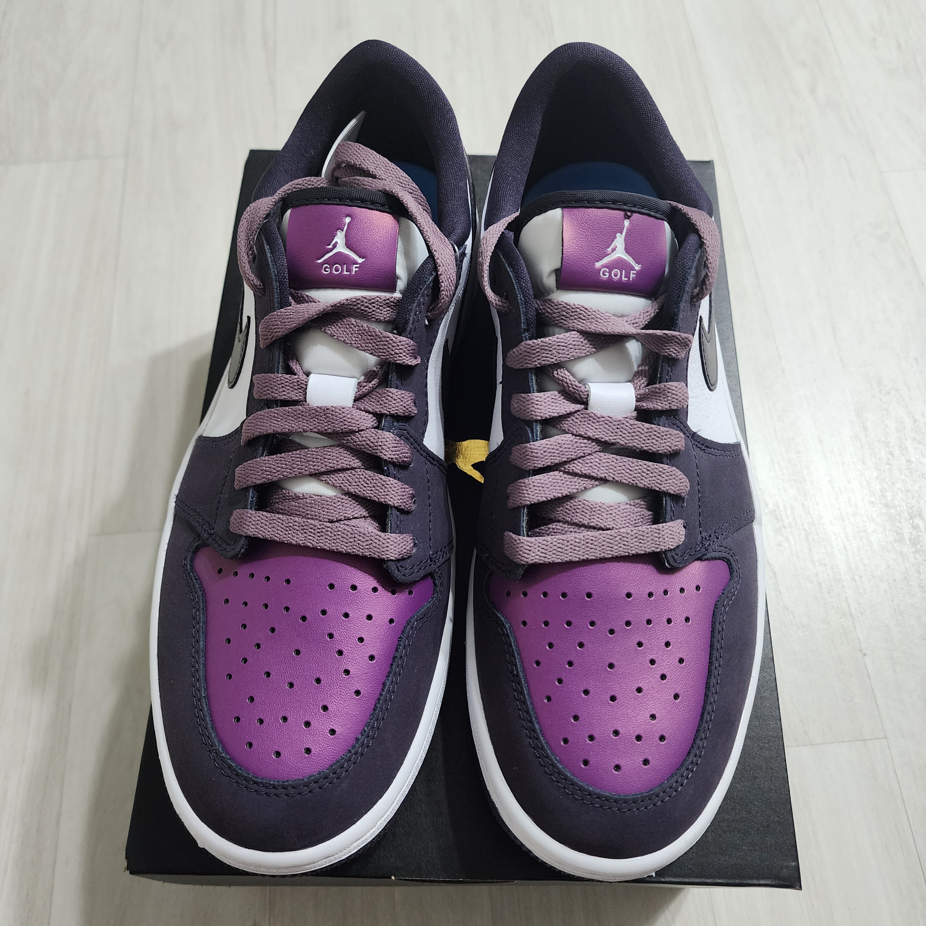 Jordan 1 Low Golf Cave Purple and Viotech 착용 스타일 - 1