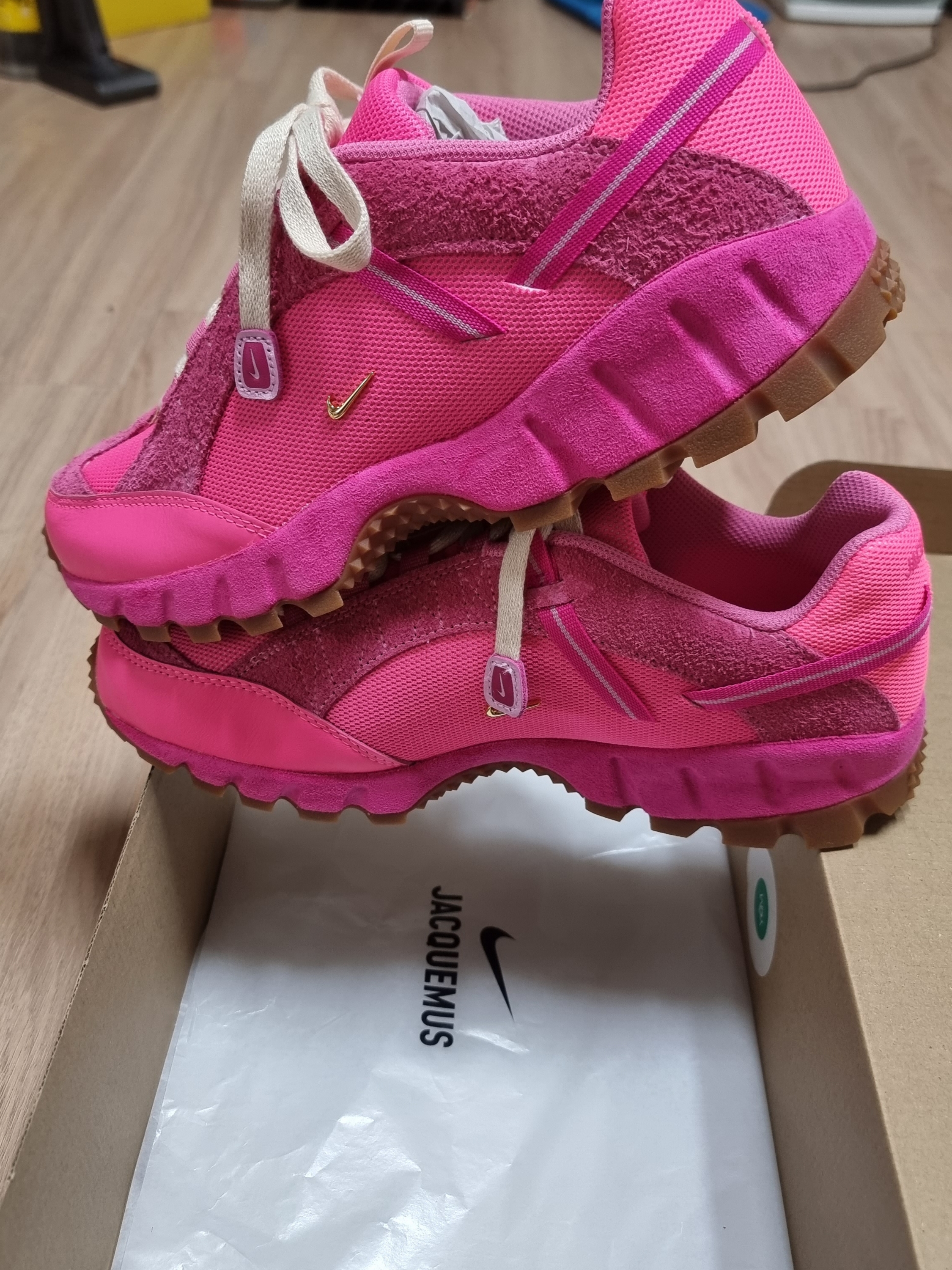Nike x Jacquemus Air Humara LX Pink Flash 착용 스타일 - 1