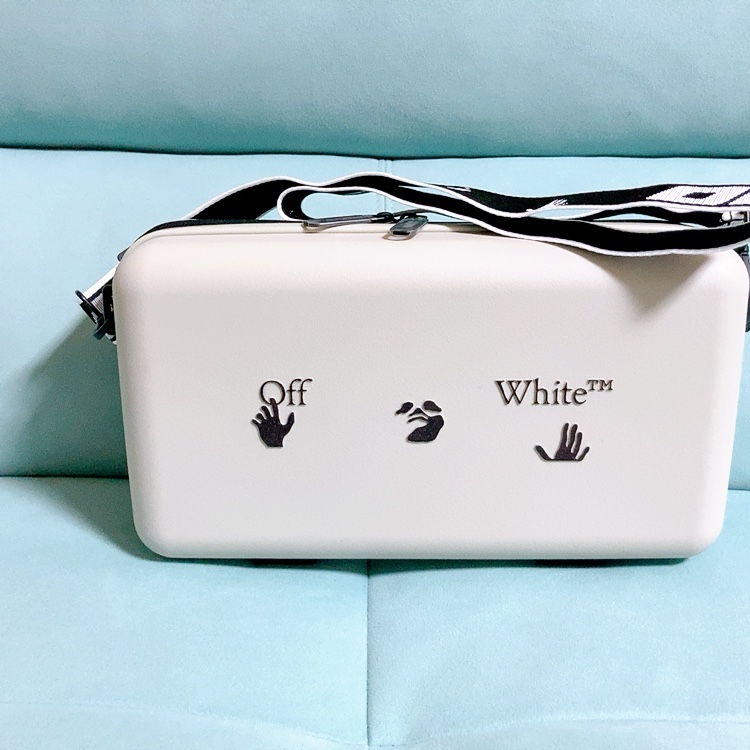 Off-White x Amore Pacific Protection Box (Without Cosmetics) 착용 스타일 - 2