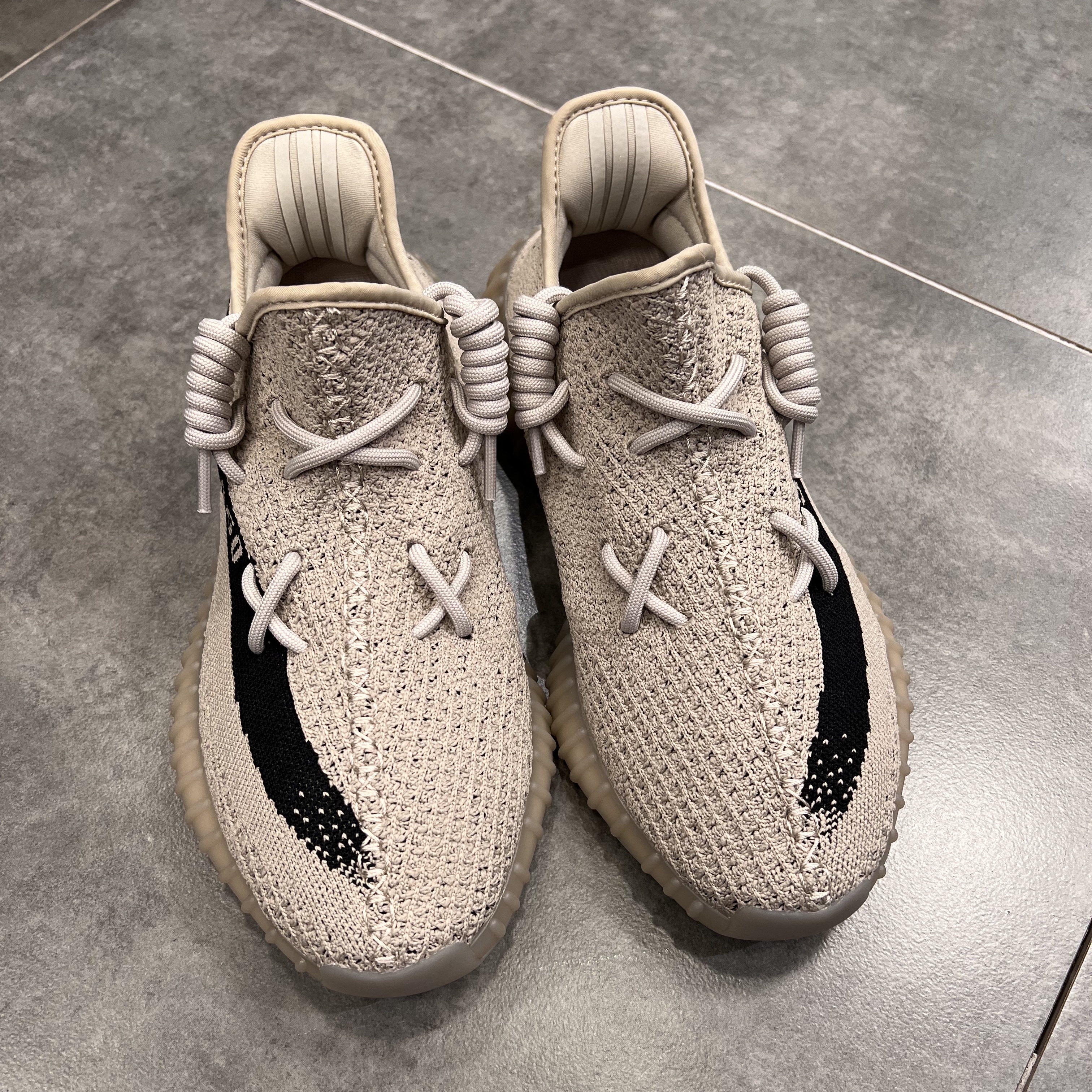 Adidas Yeezy Boost 350 V2 Slate Core Black 2022/2023 착용 스타일