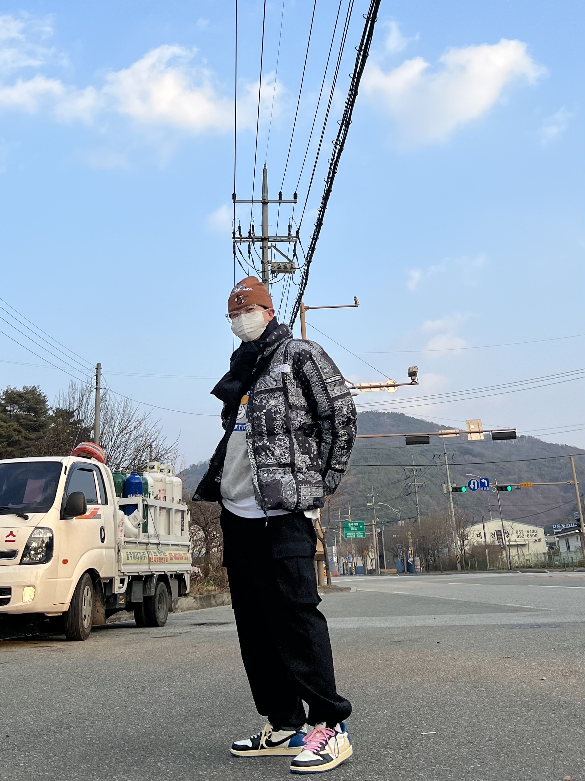 Jordan 1 x Travis Scott x Fragment Retro Low OG SP Military Blue, The North Face Novelty Lofty Down Jacket Real Black 착용 스타일 - 1