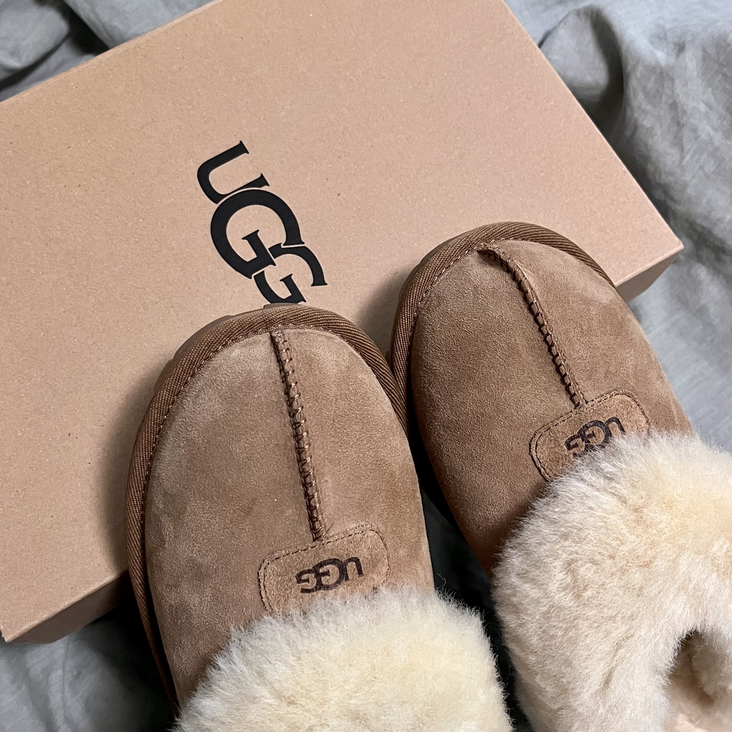(W) UGG Coquette Slipper Chestnut 착용 스타일 - 1