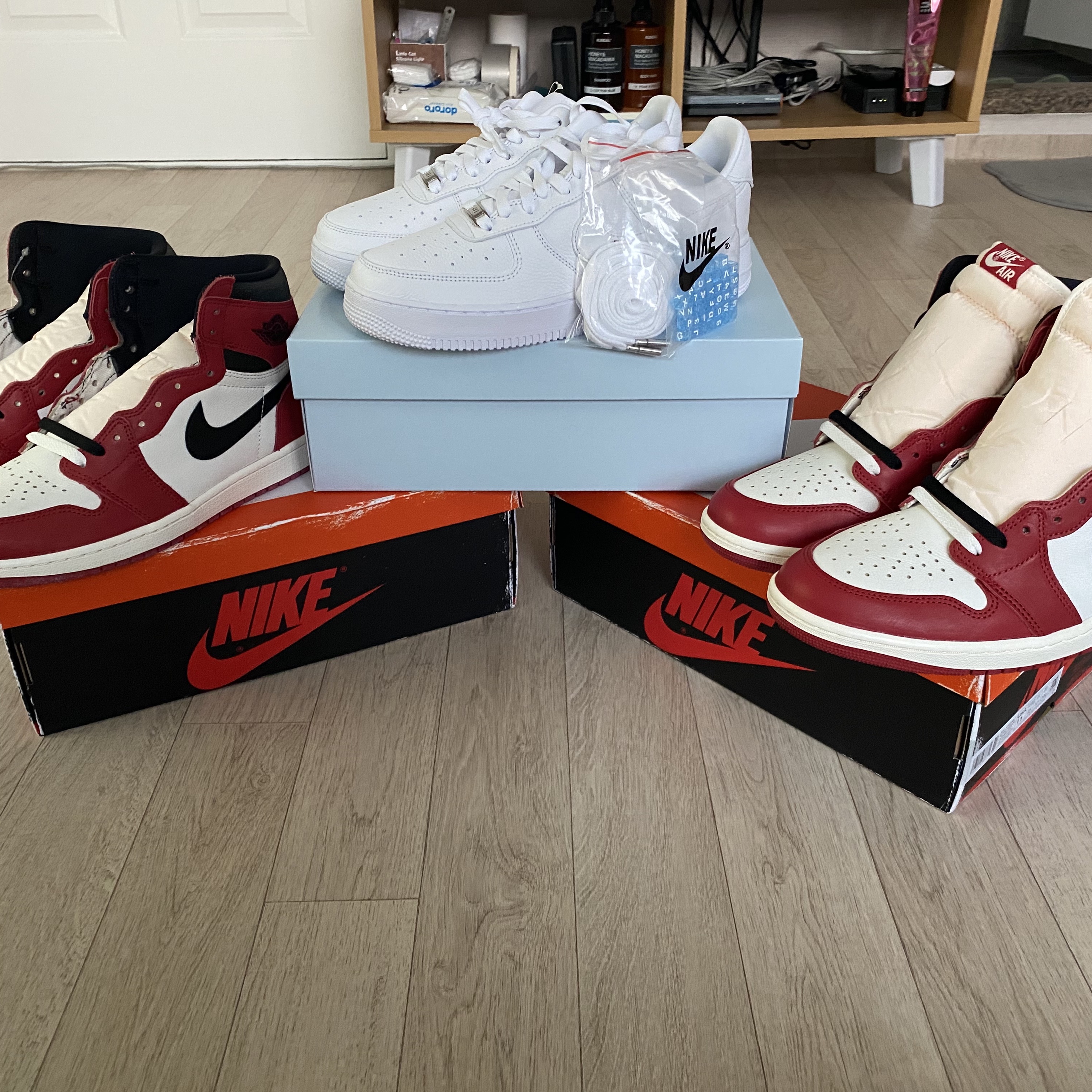 Jordan 1 Retro High OG Chicago 2022, Nike x Drake Nocta Air Force 1 Low SP Certified Lover Boy White 착용 스타일
