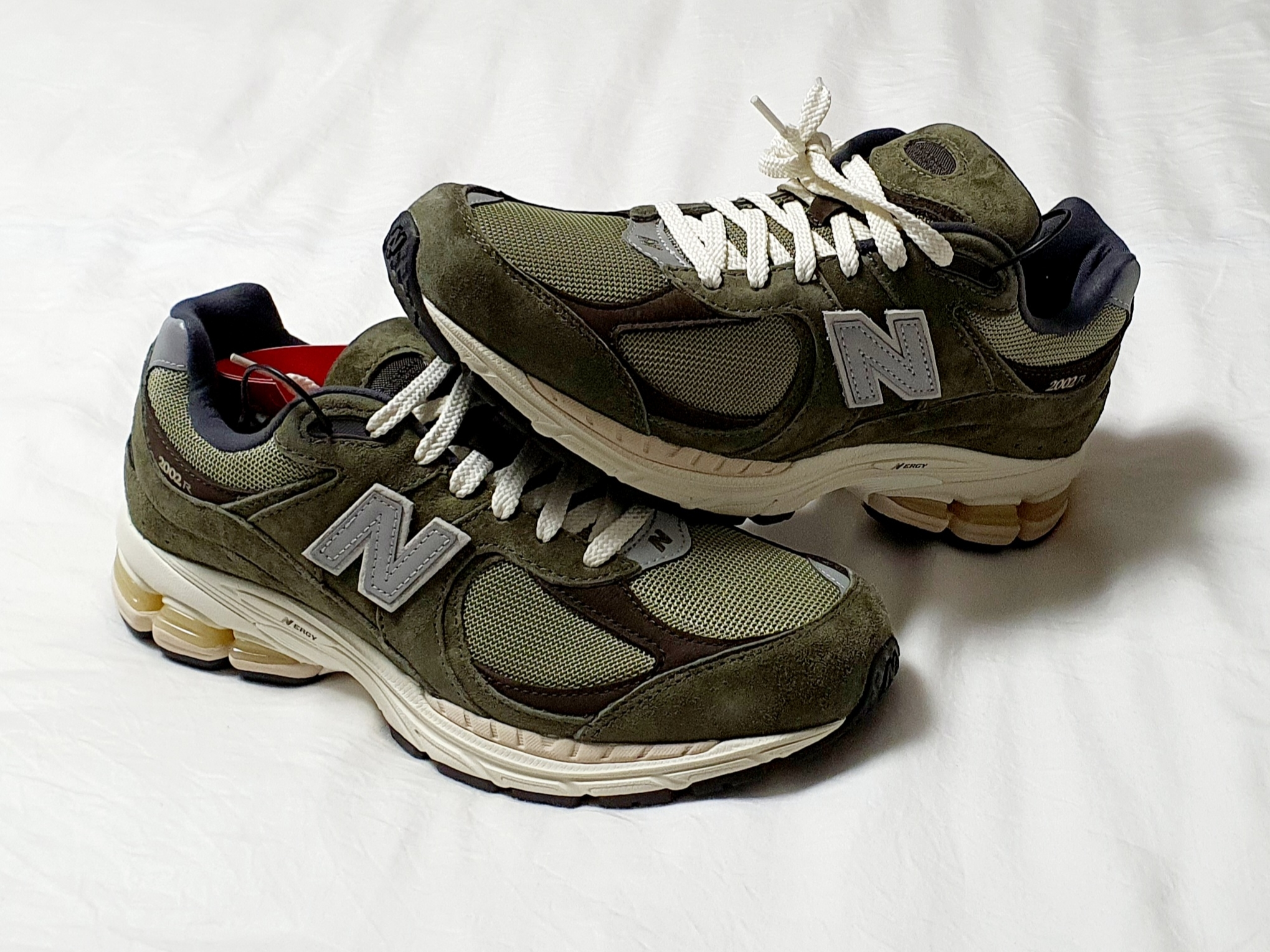New Balance 2002R Special Vintage Khaki 착용 스타일 - 2