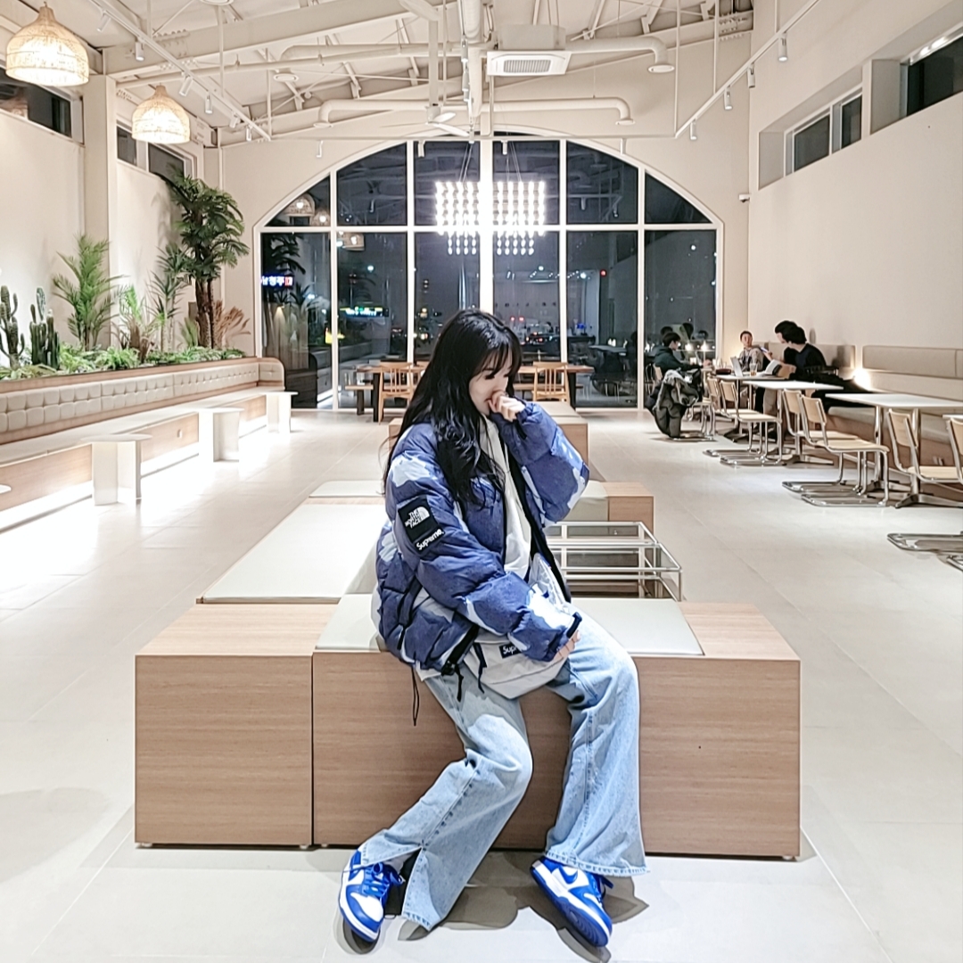 Supreme x The North Face Bleached Denim Print Nuptse Jacket Indigo - 21FW, Nike Dunk Low SP Kentucky 2022 착용 스타일