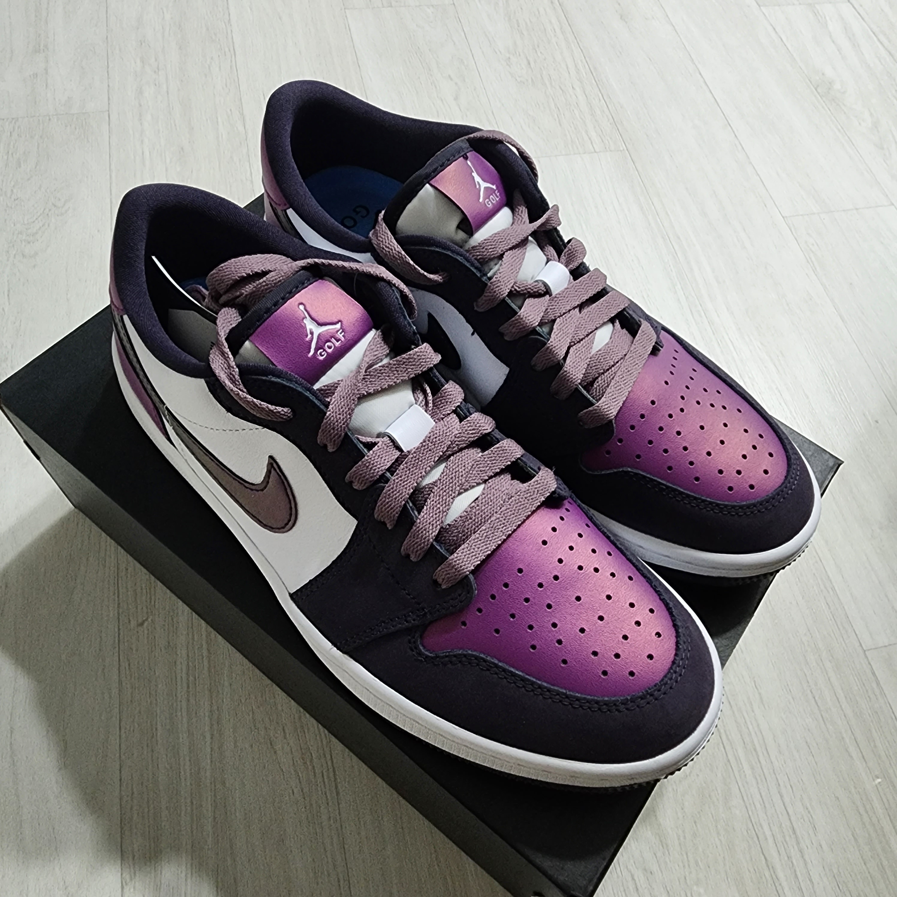 Jordan 1 Low Golf Cave Purple and Viotech 착용 스타일 - 2