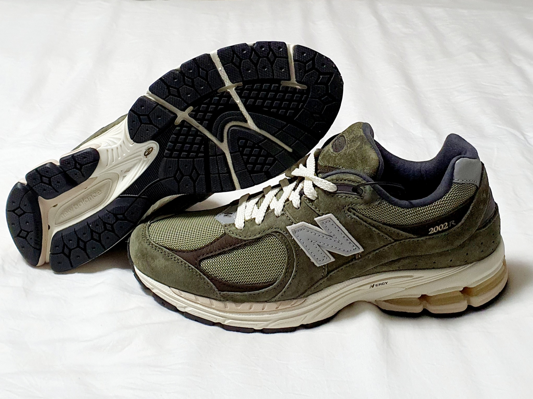 New Balance 2002R Special Vintage Khaki 착용 스타일 - 1