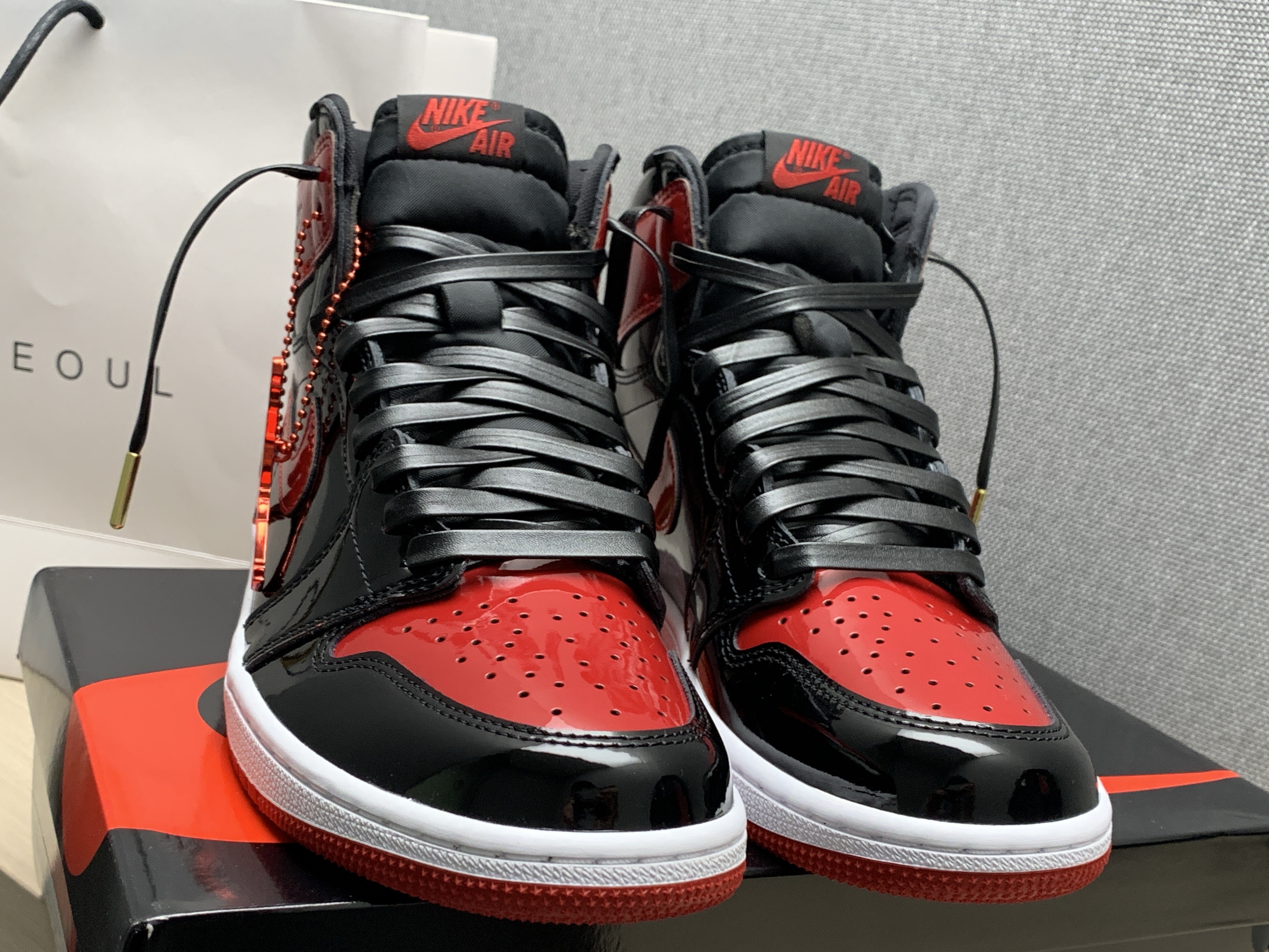 Jordan 1 Retro High OG Patent Bred 착용 스타일 - 2