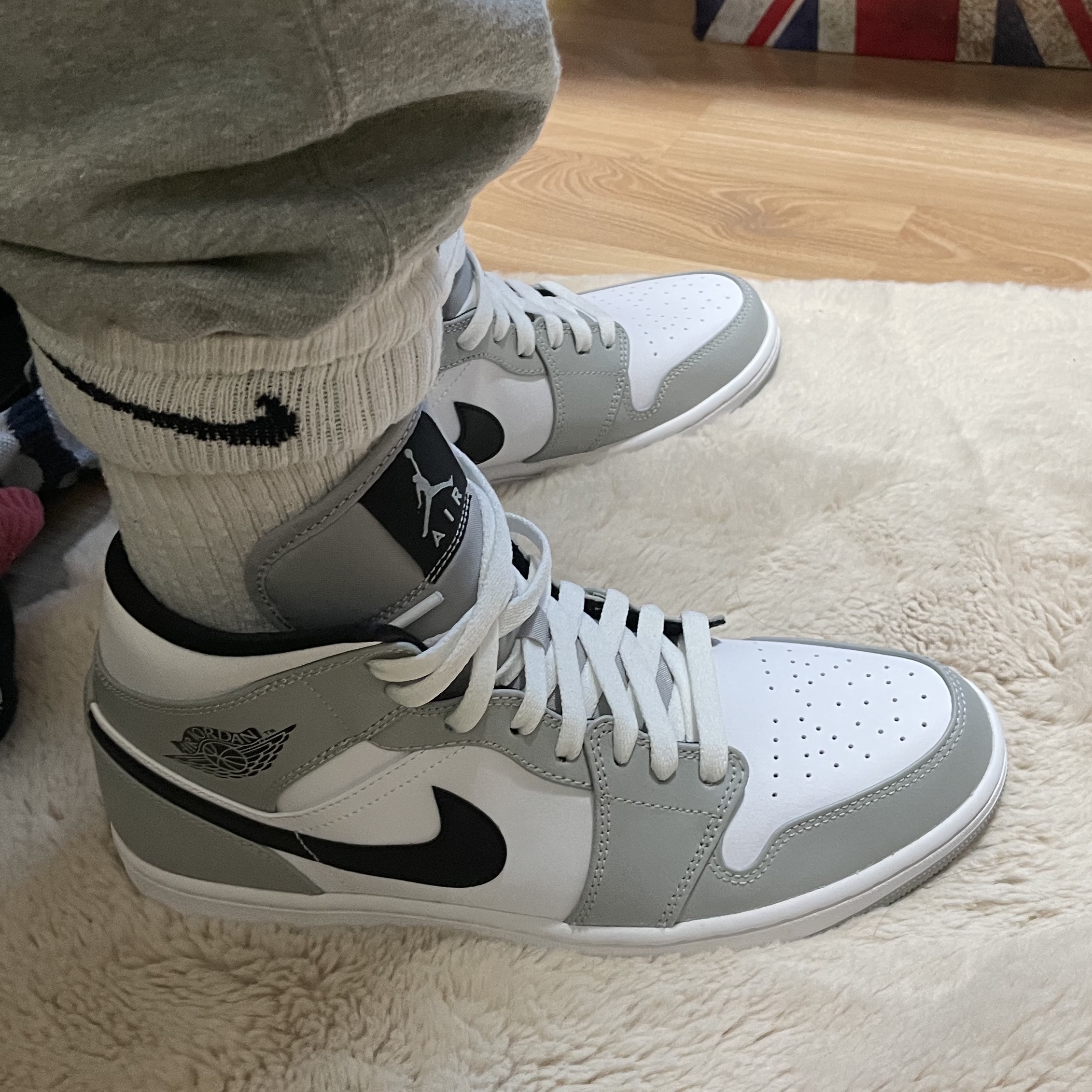 Jordan 1 Mid Light Smoke Grey 착용 스타일 - 3