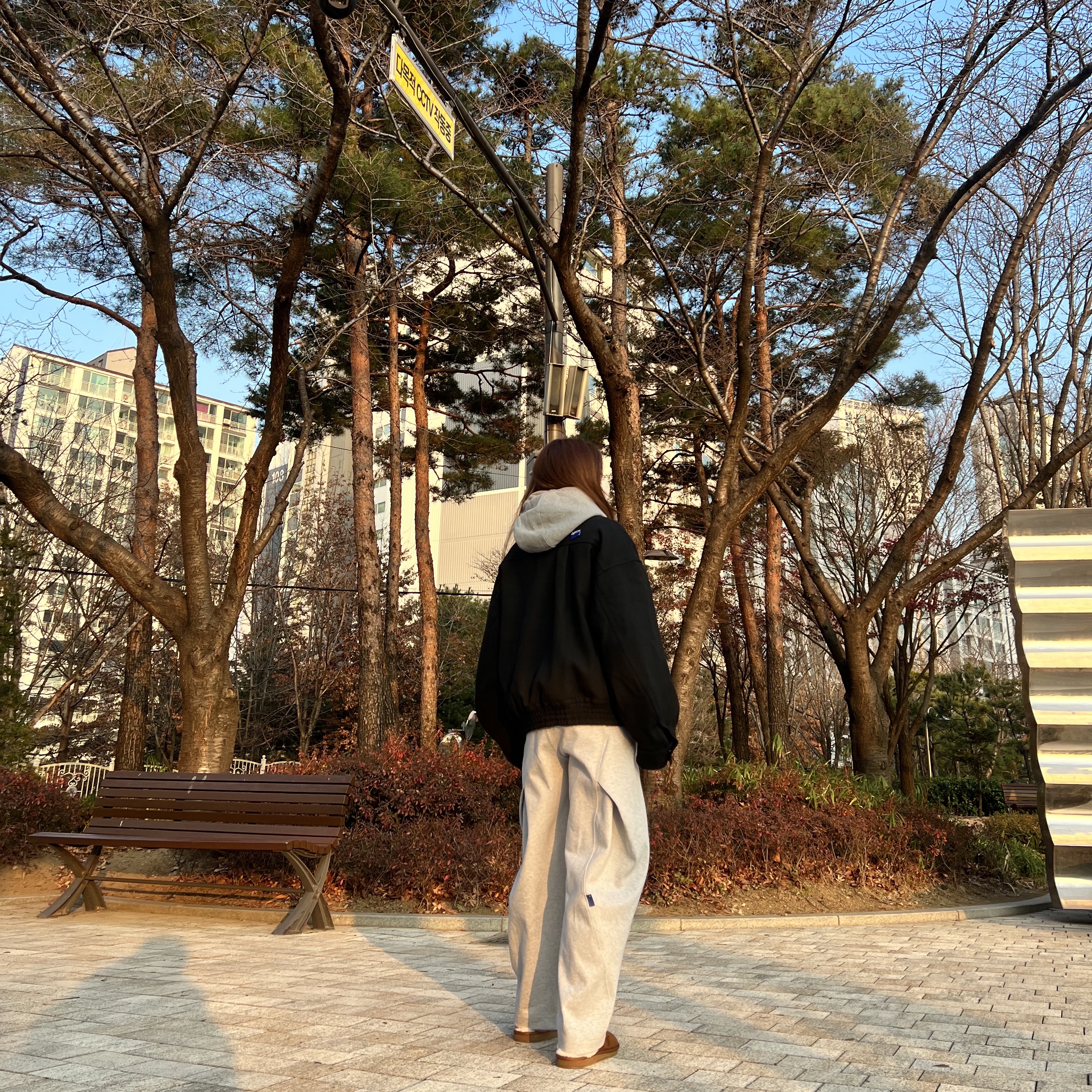 Zara x Ader Error Oversize Collar Bomber Jacket Black, Zara x Ader Error Jogger Pants Grey 착용 스타일 - 1
