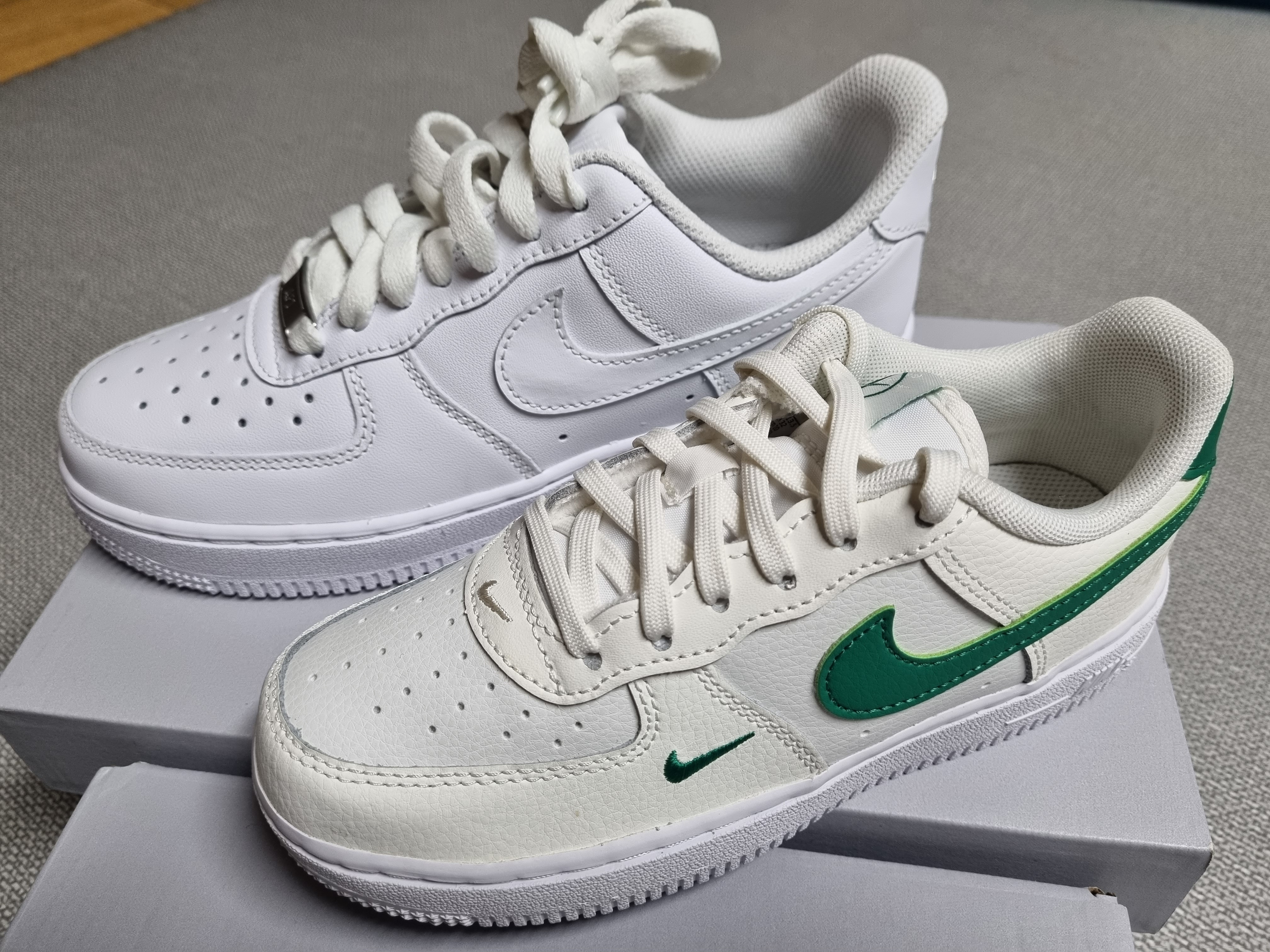 (W) Nike Air Force 1 '07 Low White, (PS) Nike Air Force 1 Low SE 40th Anniversary Sail Malachite 착용 스타일 - 1