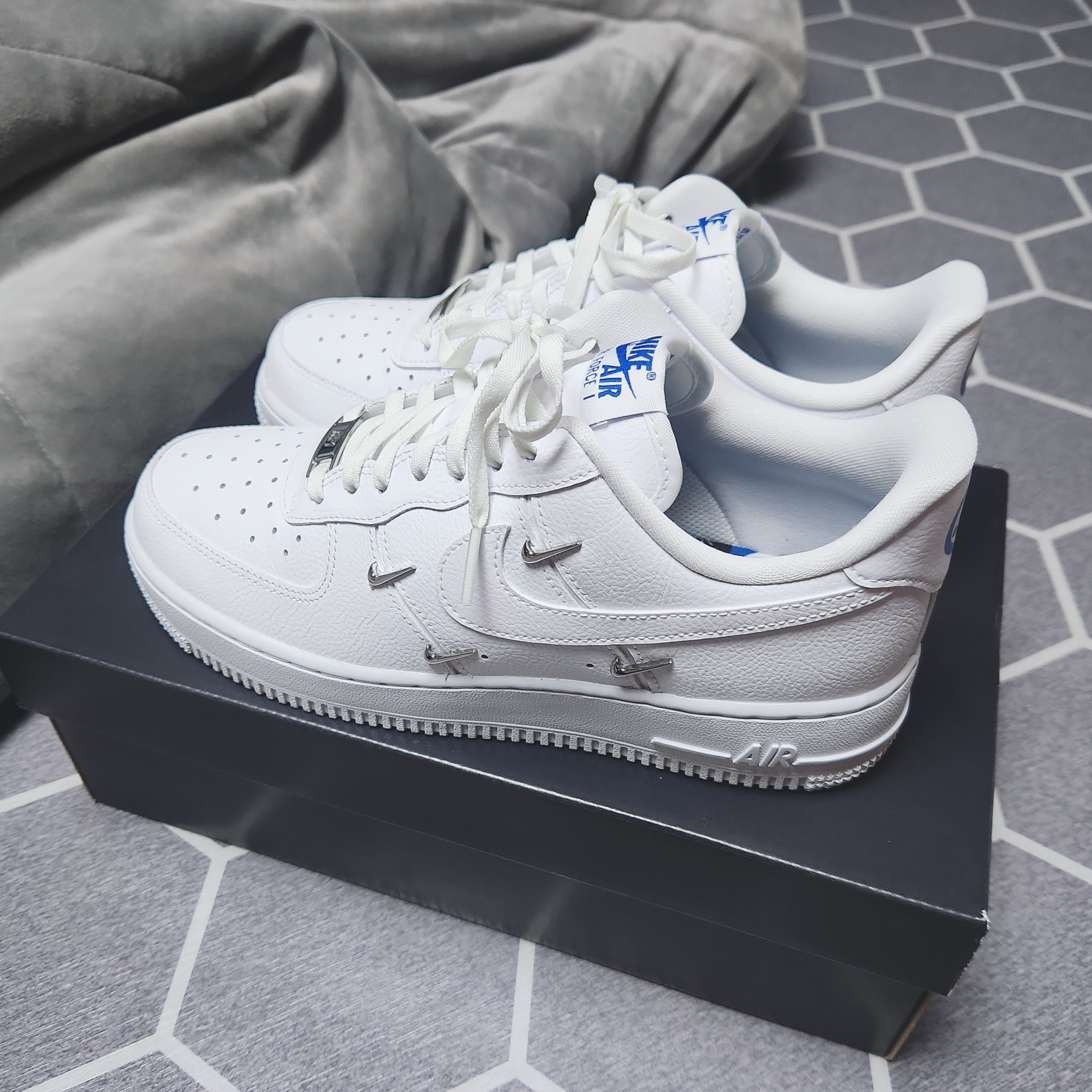 (W) Nike Air Force 1 Low '07 LX Chrome Luxe 착용 스타일 - 1