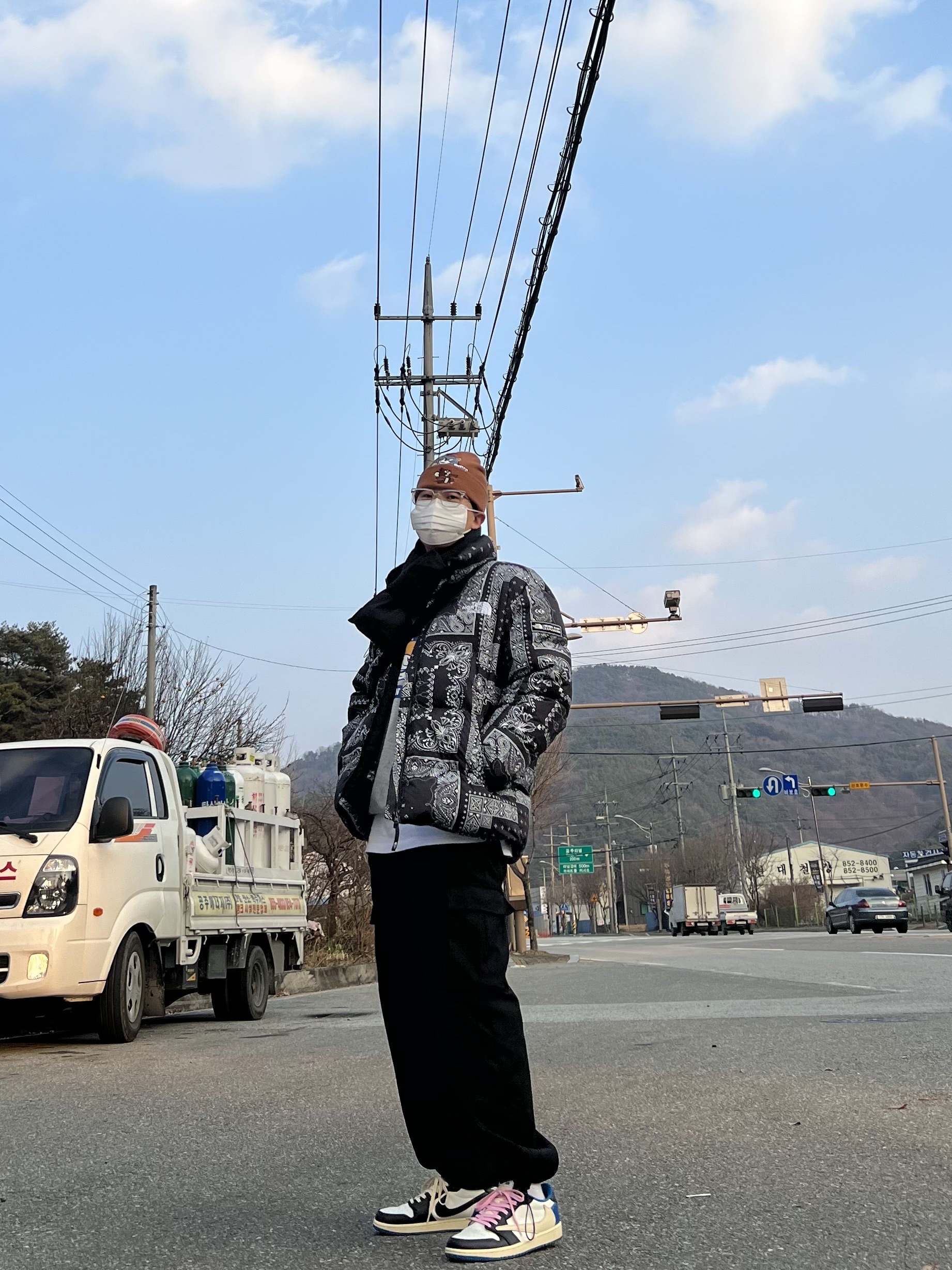 Jordan 1 x Travis Scott x Fragment Retro Low OG SP Military Blue, The North Face Novelty Lofty Down Jacket Real Black 착용 스타일 - 3