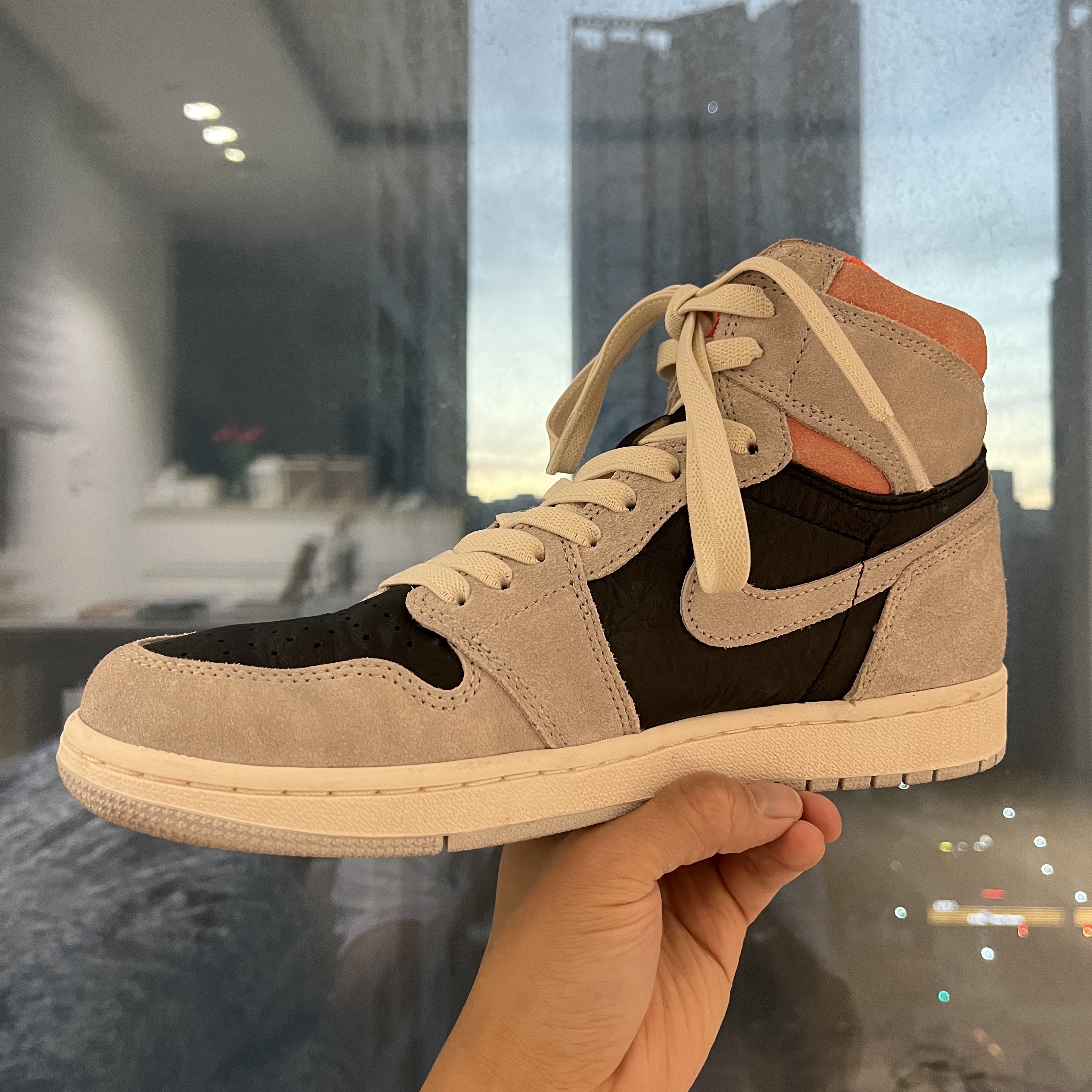 Jordan 1 Retro High Neutral Grey Hyper Crimson 착용 스타일 - 2