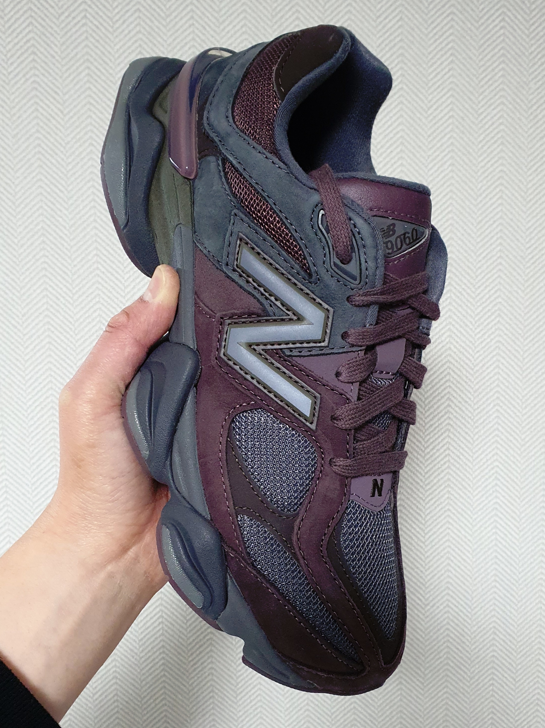 New Balance 9060 Truffle Rich Earth 착용 스타일