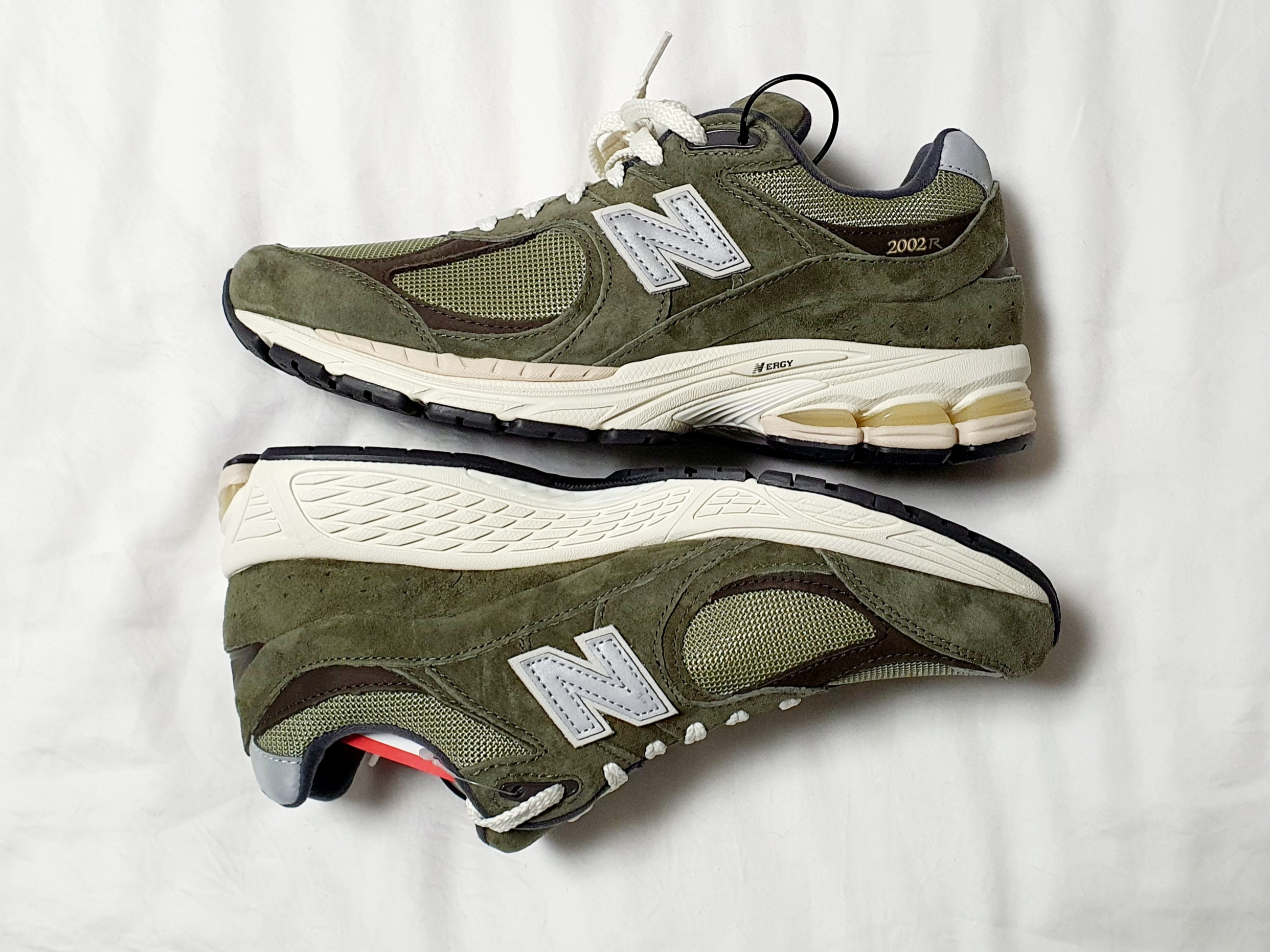 New Balance 2002R Special Vintage Khaki 착용 스타일 - 4