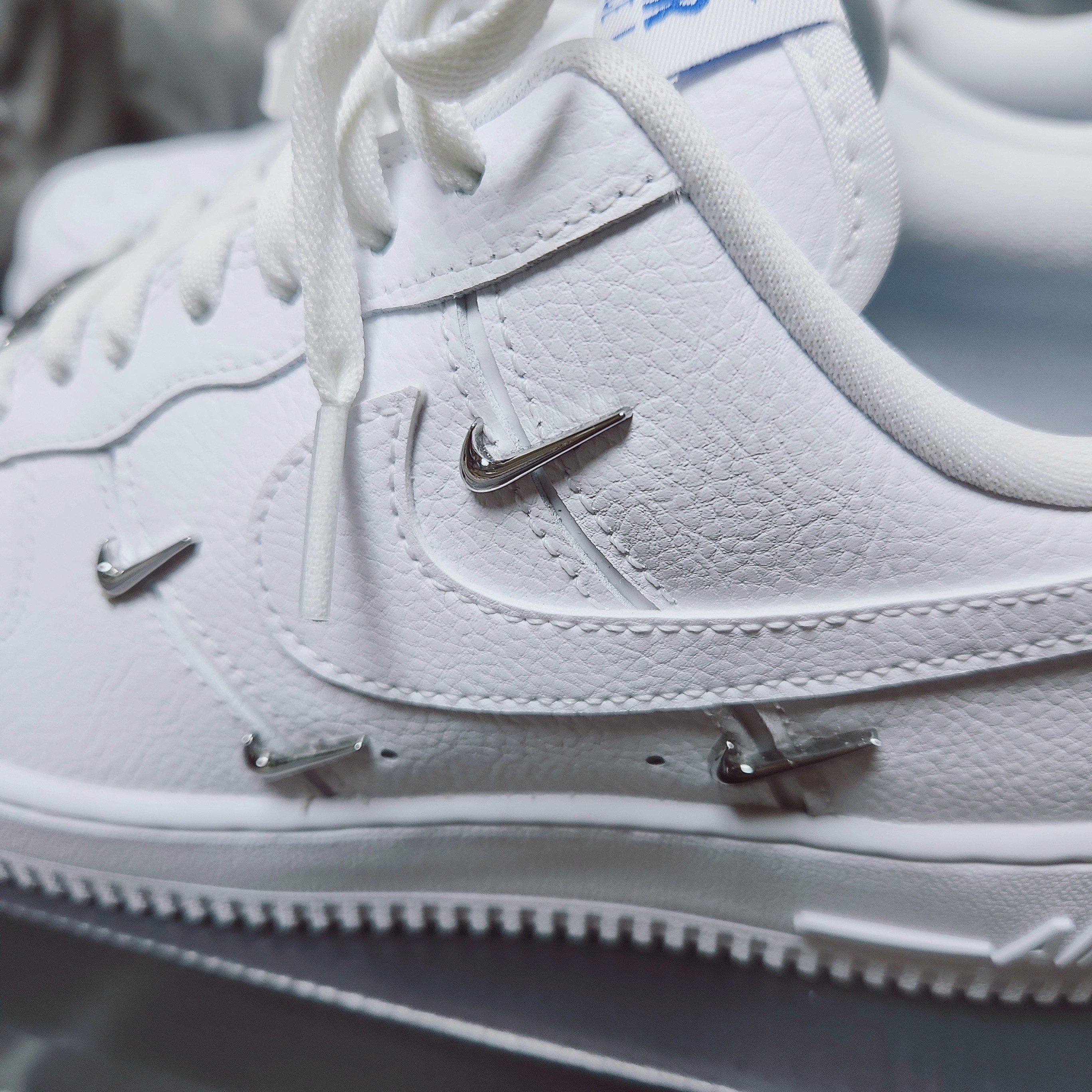 (W) Nike Air Force 1 Low '07 LX Chrome Luxe 착용 스타일 - 3