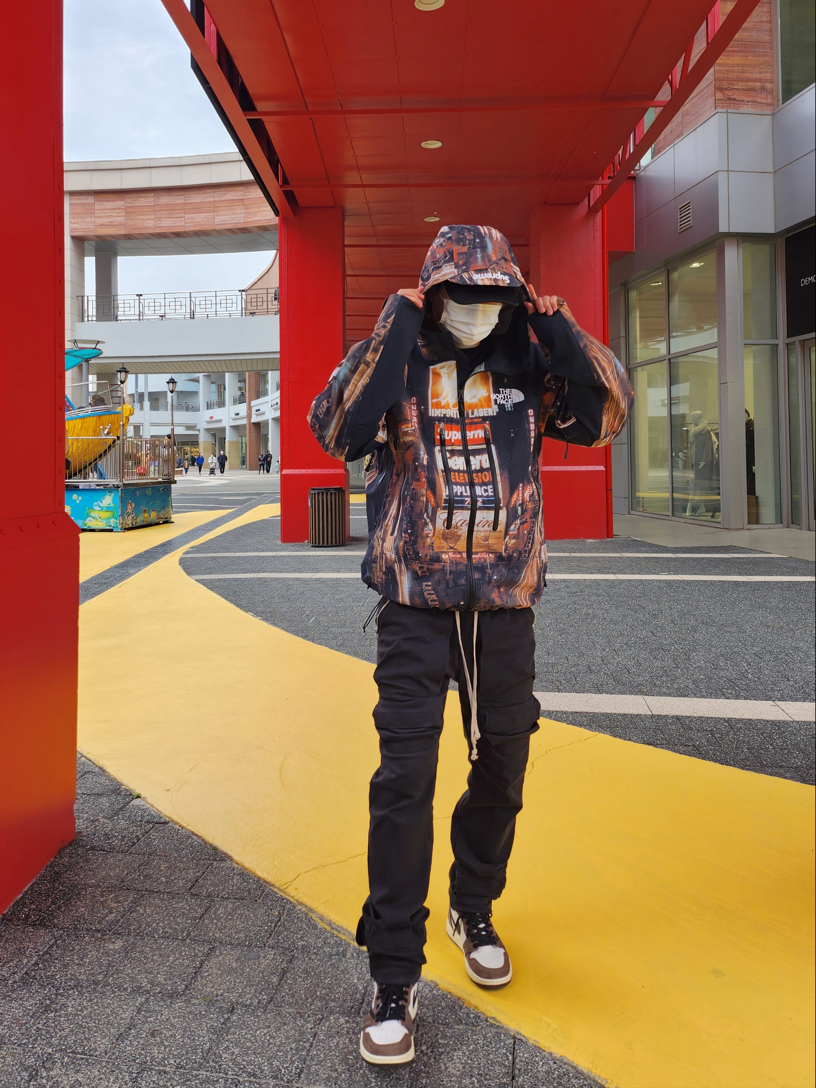 Supreme x The North Face Taped Seam Shell Jacket Times Square - 22FW, Jordan 1 x Travis Scott Retro High OG SP Mocha 착용 스타일 - 2