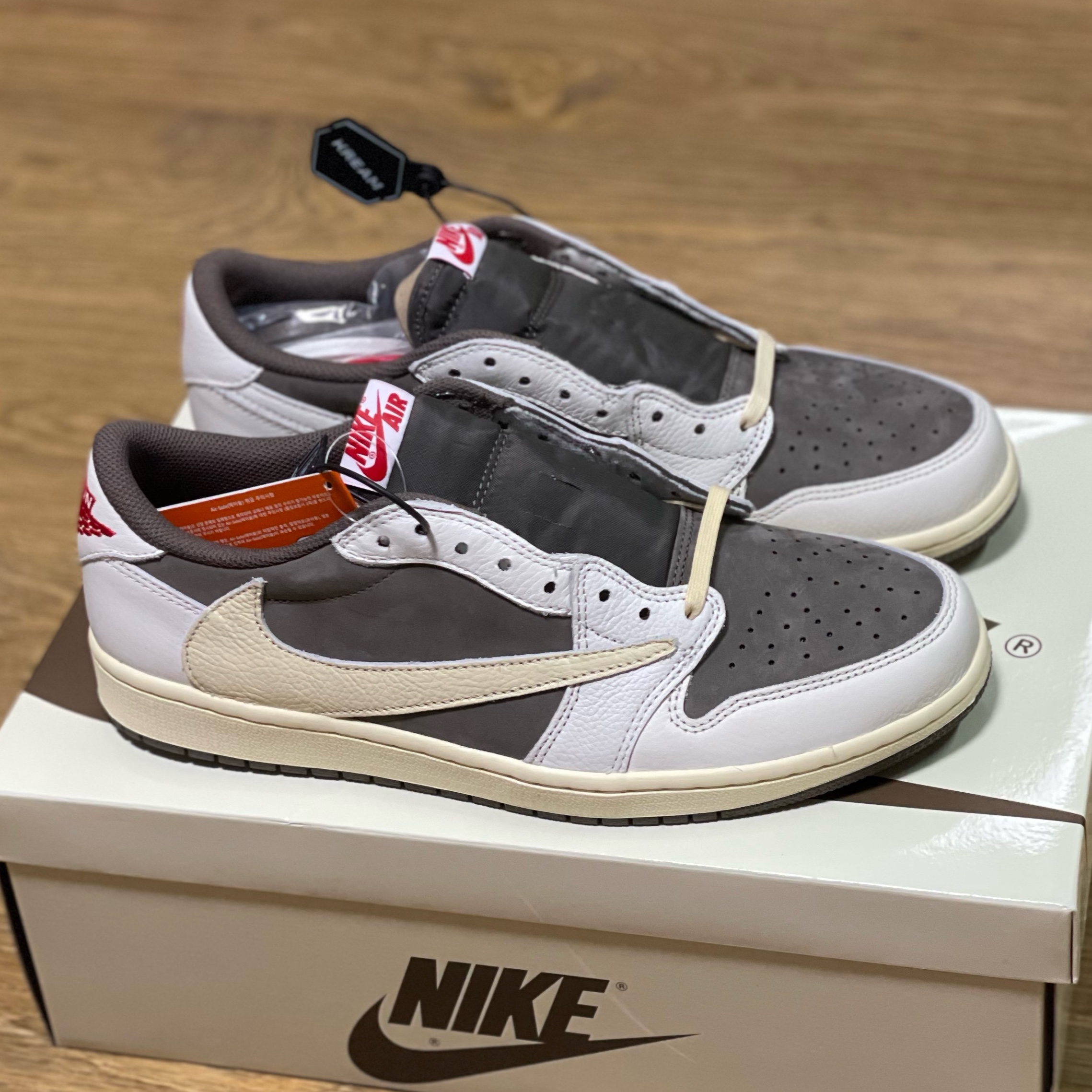 Jordan 1 x Travis Scott Retro Low OG SP Sail and Ridgerock 착용 스타일
