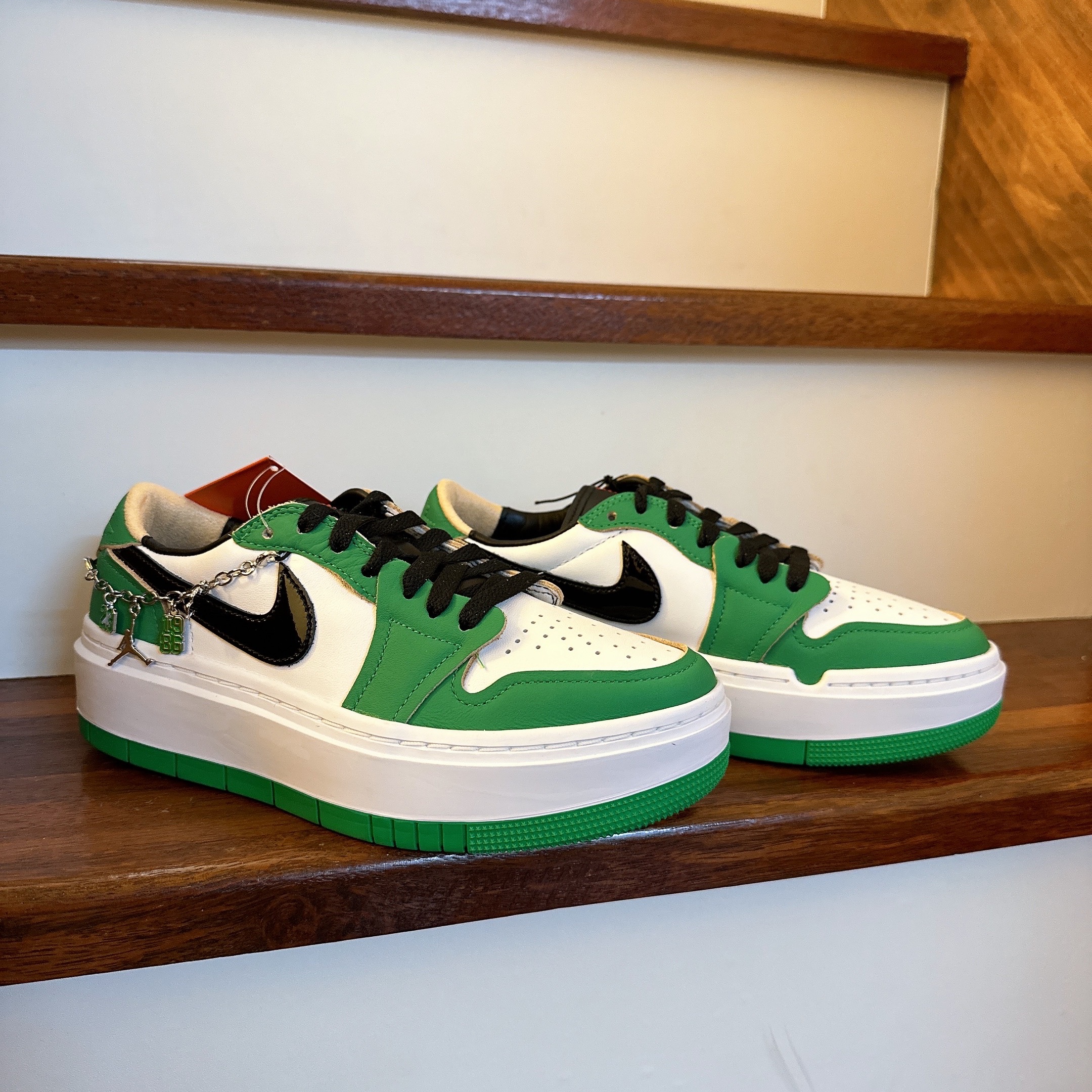 (W) Jordan 1 Elevate Low SE Lucky Green 착용 스타일 - 1