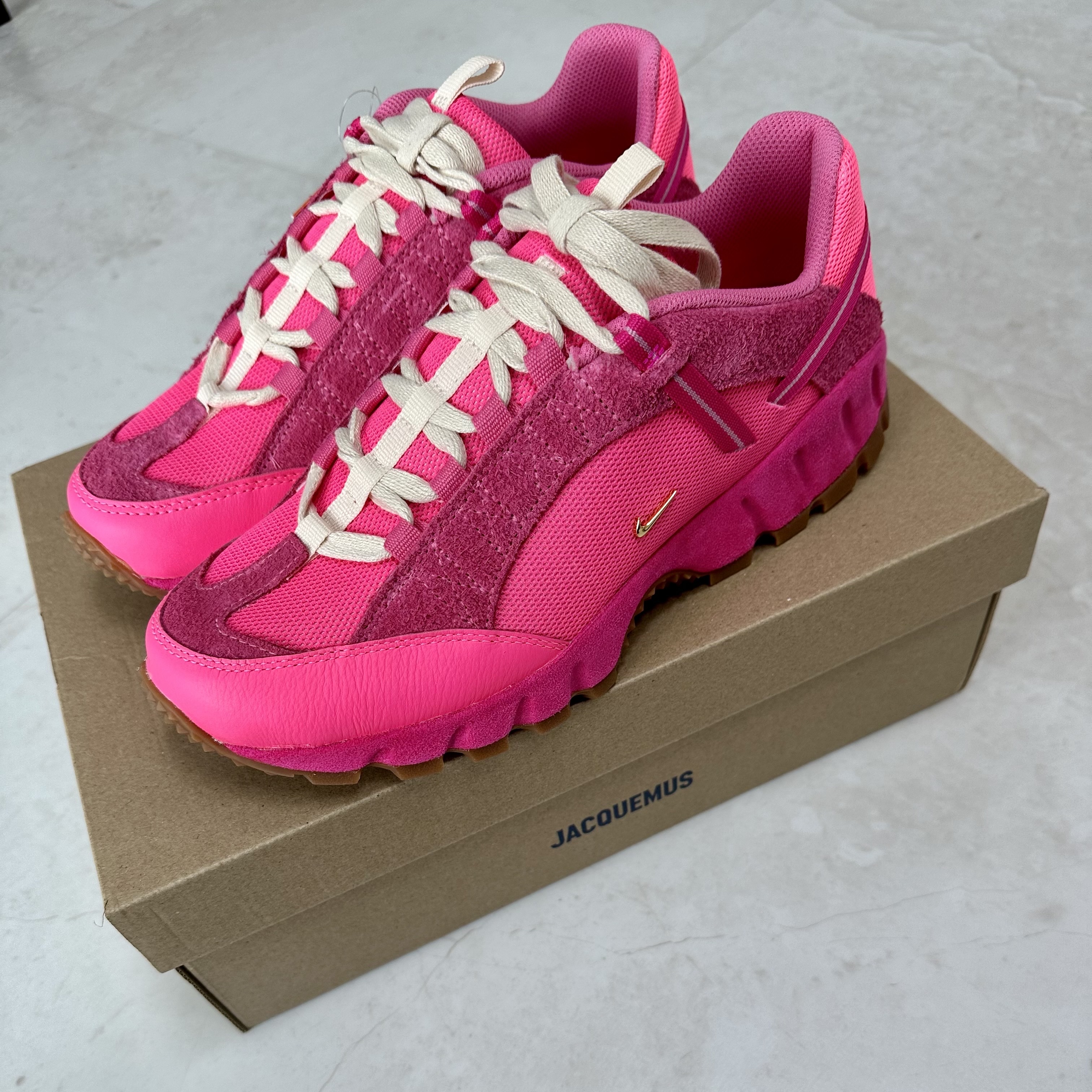 Nike x Jacquemus Air Humara LX Pink Flash, COS Quilted Mini Bag Pink 착용 스타일 - 2