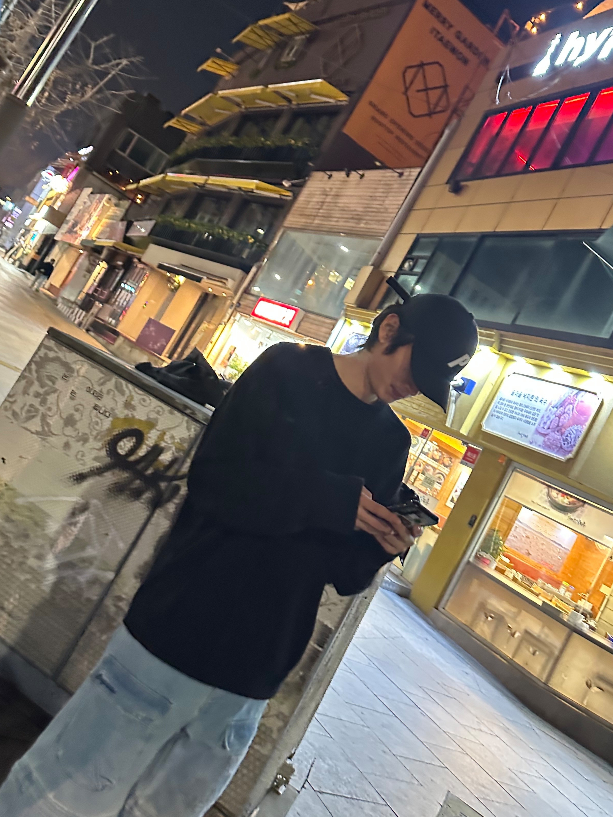 Supreme Tonal Checkerboard Small Box Sweater Black - 21SS, Supreme Zip-Off Utility Pants Denim - 21FW 착용 스타일