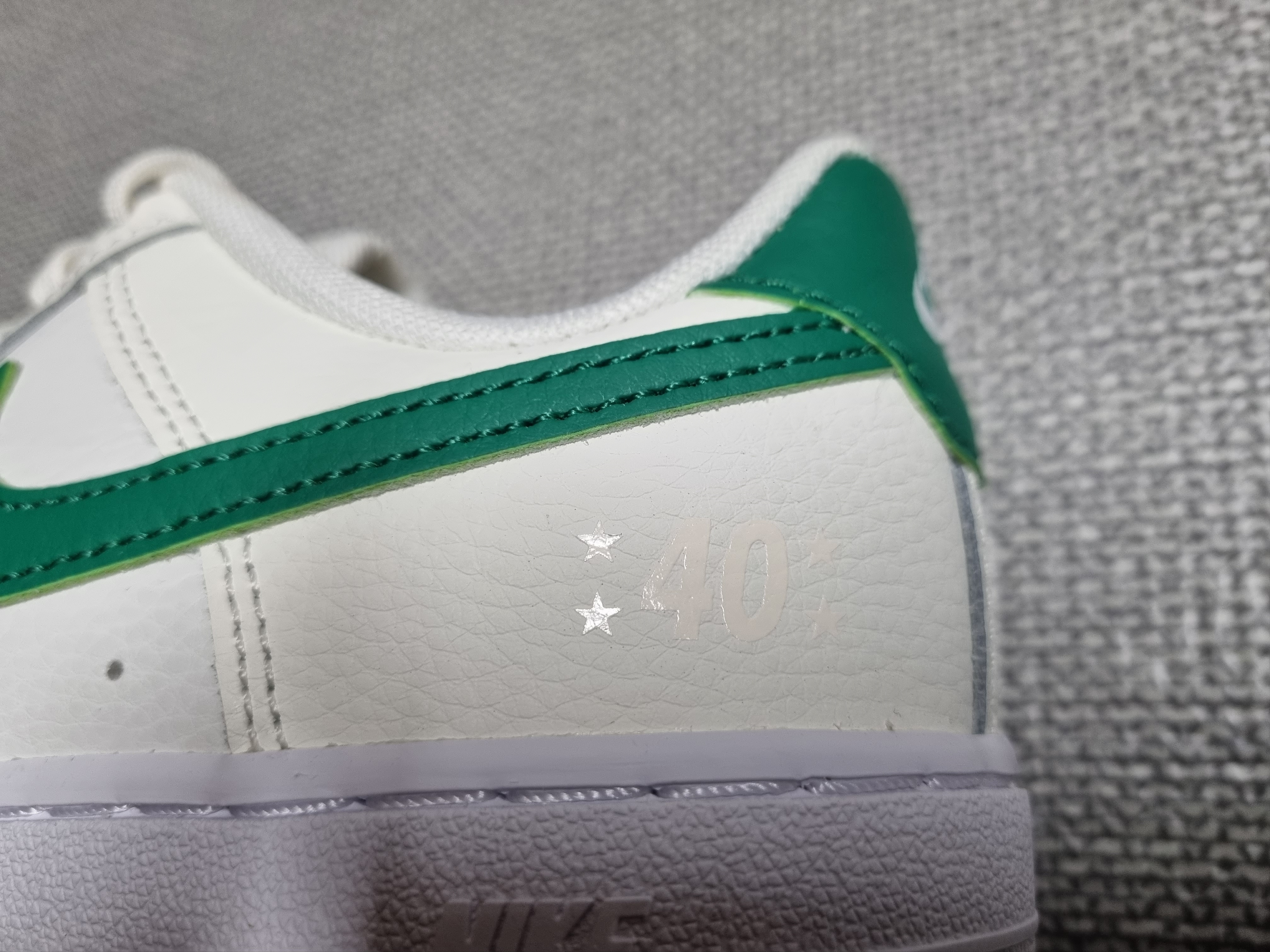 (W) Nike Air Force 1 '07 Low White, (PS) Nike Air Force 1 Low SE 40th Anniversary Sail Malachite 착용 스타일 - 2