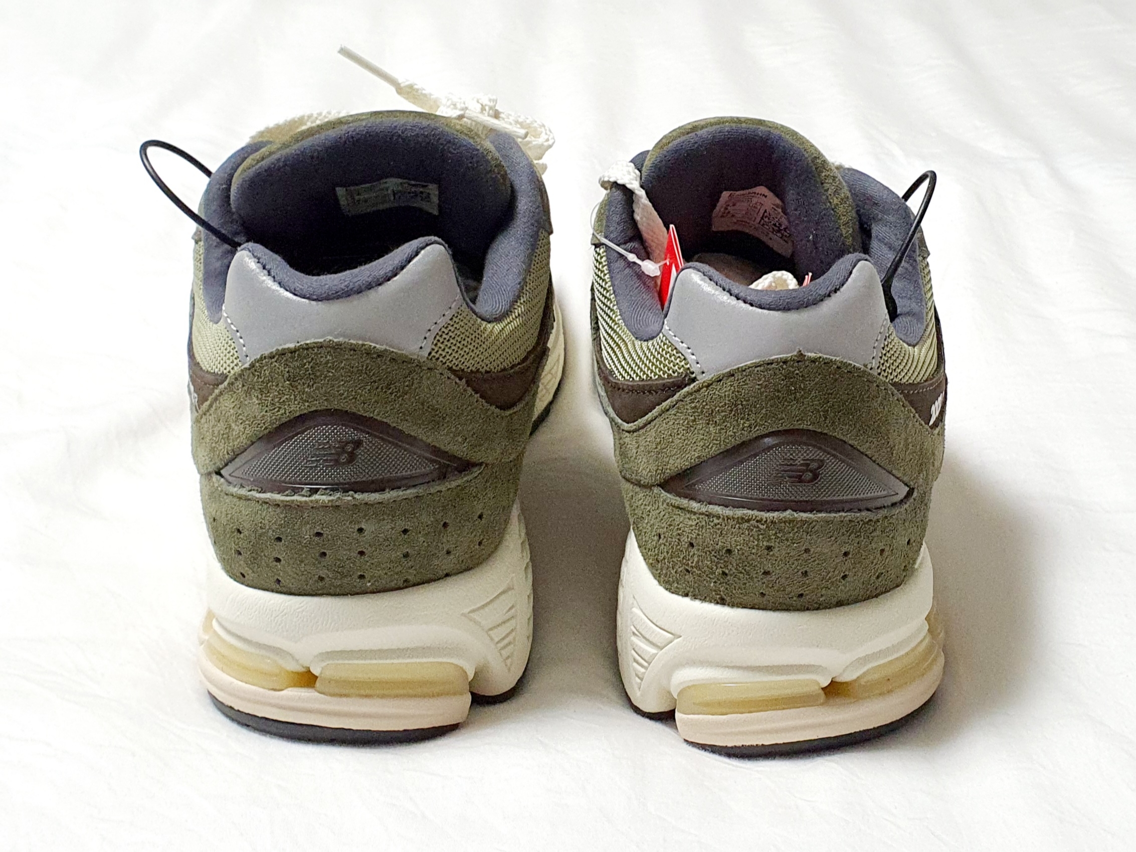 New Balance 2002R Special Vintage Khaki 착용 스타일 - 5