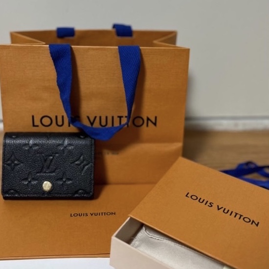 Louis Vuitton Business Card Holder Monogram Embossed Leather Black 착용 스타일