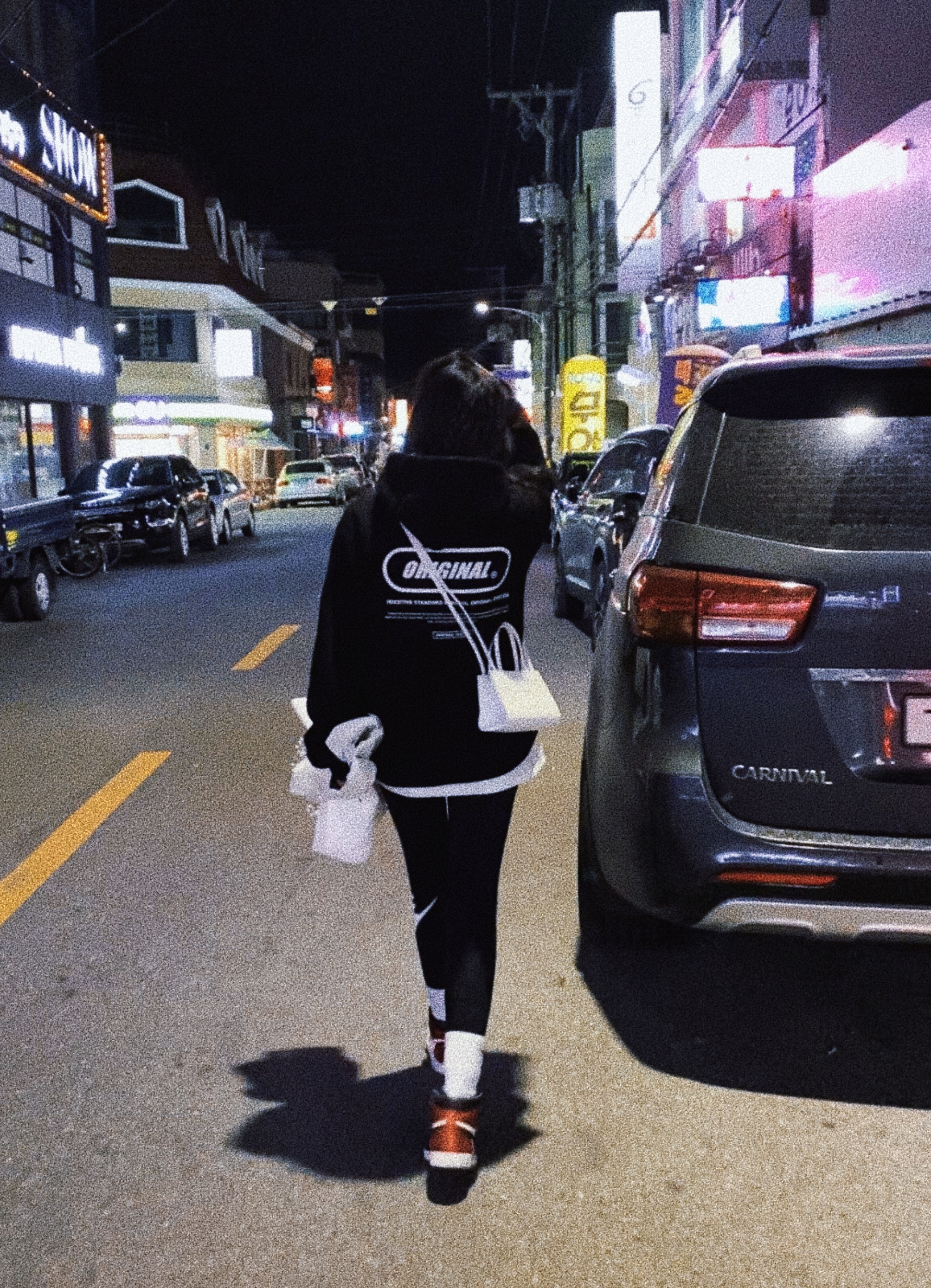 (W) Jordan 1 Retro High Satin Black Toe, Telfar Small Shopping Bag White 착용 스타일 - 2