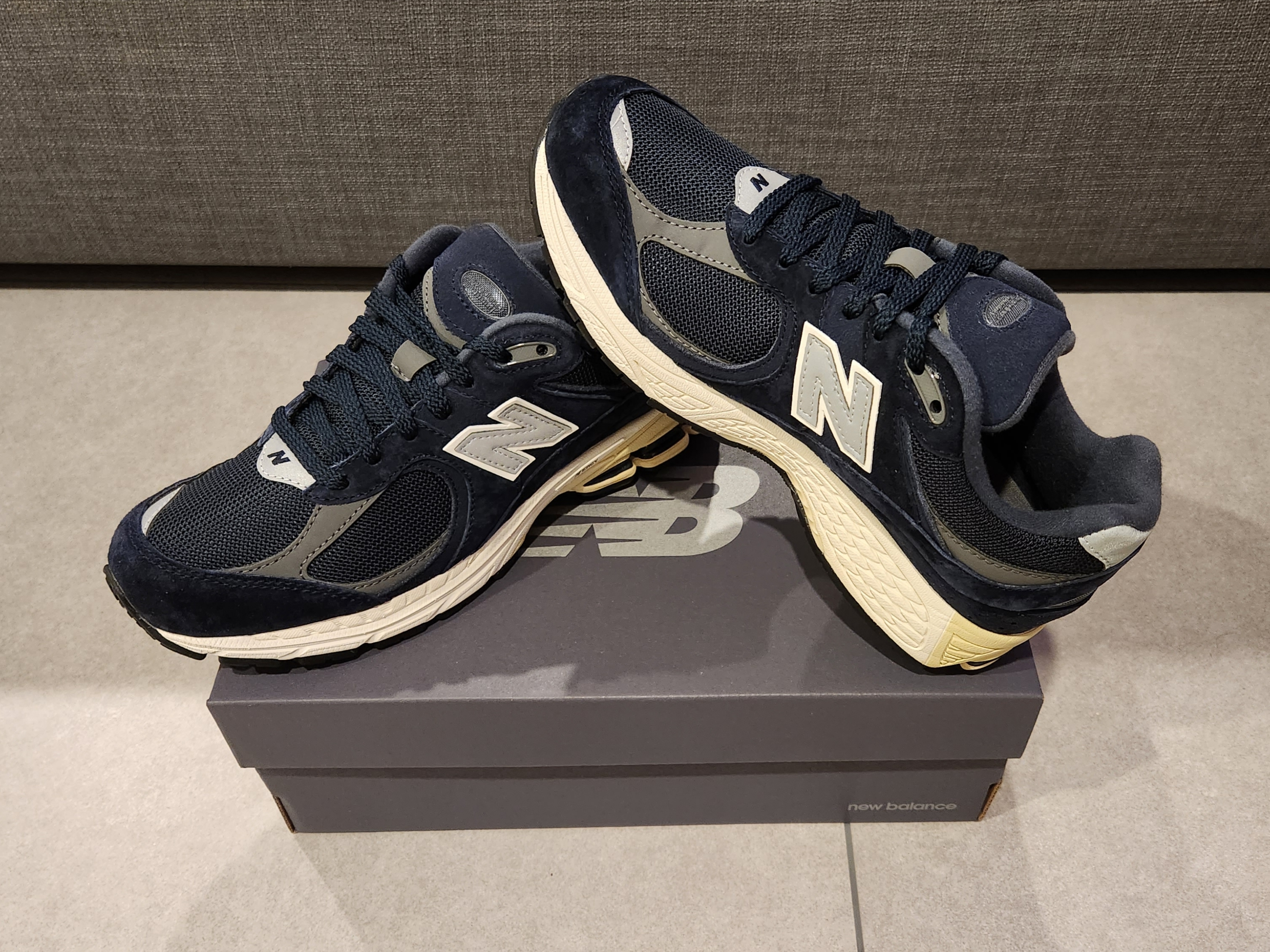 New Balance 2002R Eclipse Castlerock 착용 스타일