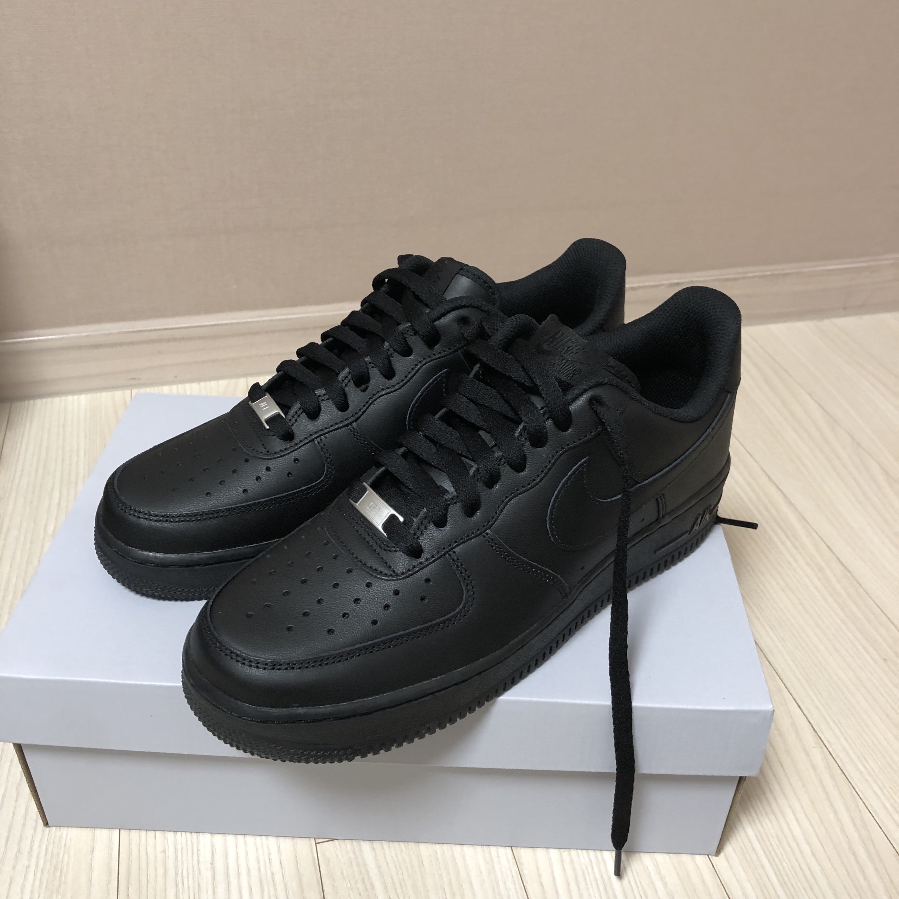 Nike Air Force 1 '07 Low Triple Black 착용 스타일 - 2