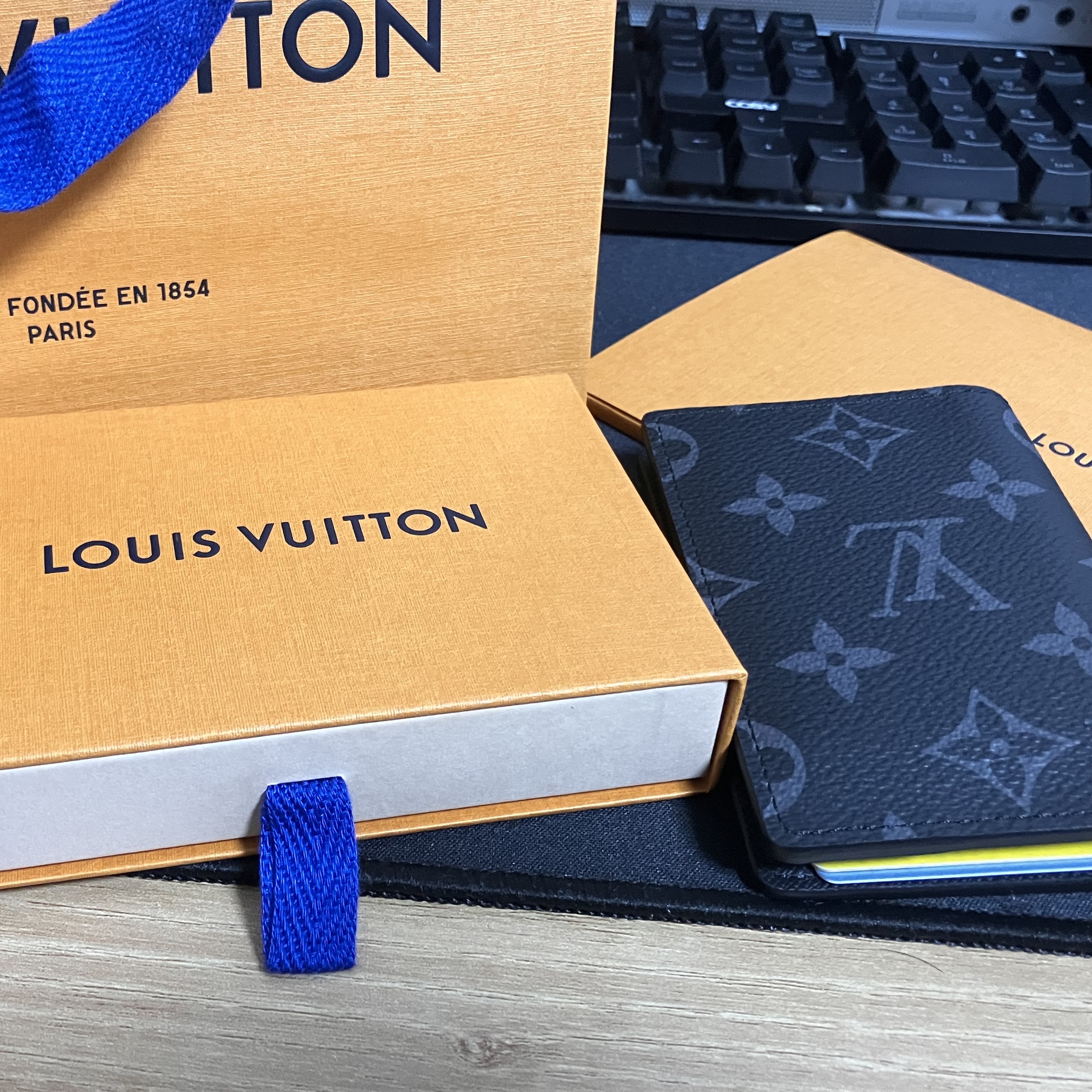 Louis Vuitton Pocket Organizer Monogram Eclipse 착용 스타일