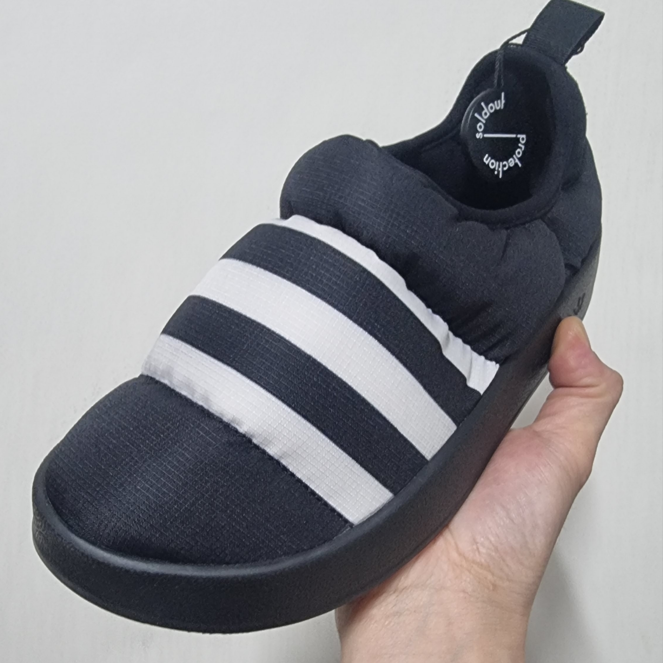 Adidas Puffylette Core Black 착용 스타일 - 1