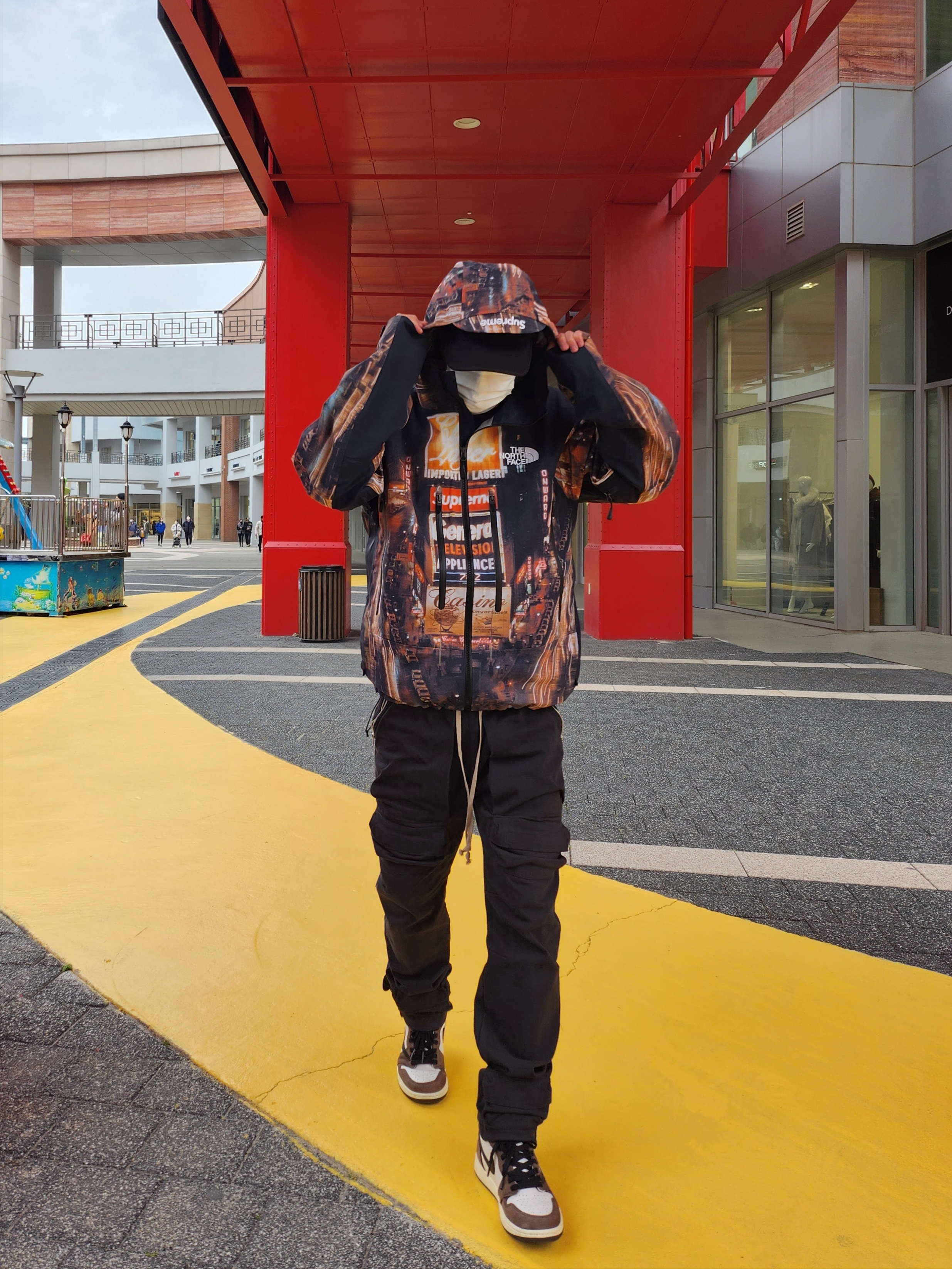 Supreme x The North Face Taped Seam Shell Jacket Times Square - 22FW, Jordan 1 x Travis Scott Retro High OG SP Mocha 착용 스타일 - 1