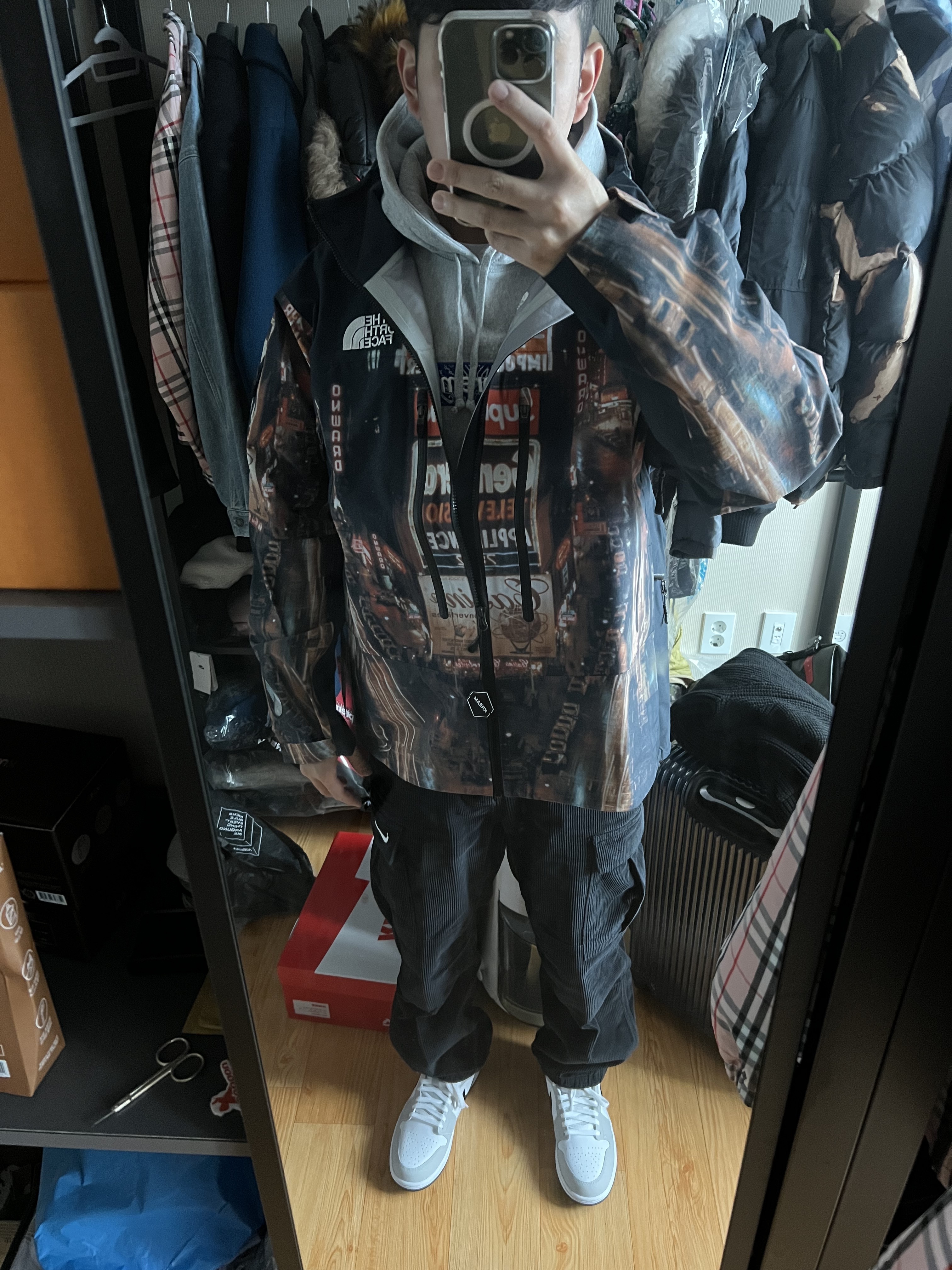 Supreme x The North Face Taped Seam Shell Jacket Times Square - 22FW, Supreme Bandana Box Logo Hooded Sweatshirt Heather Grey - 19FW 착용 스타일 - 1