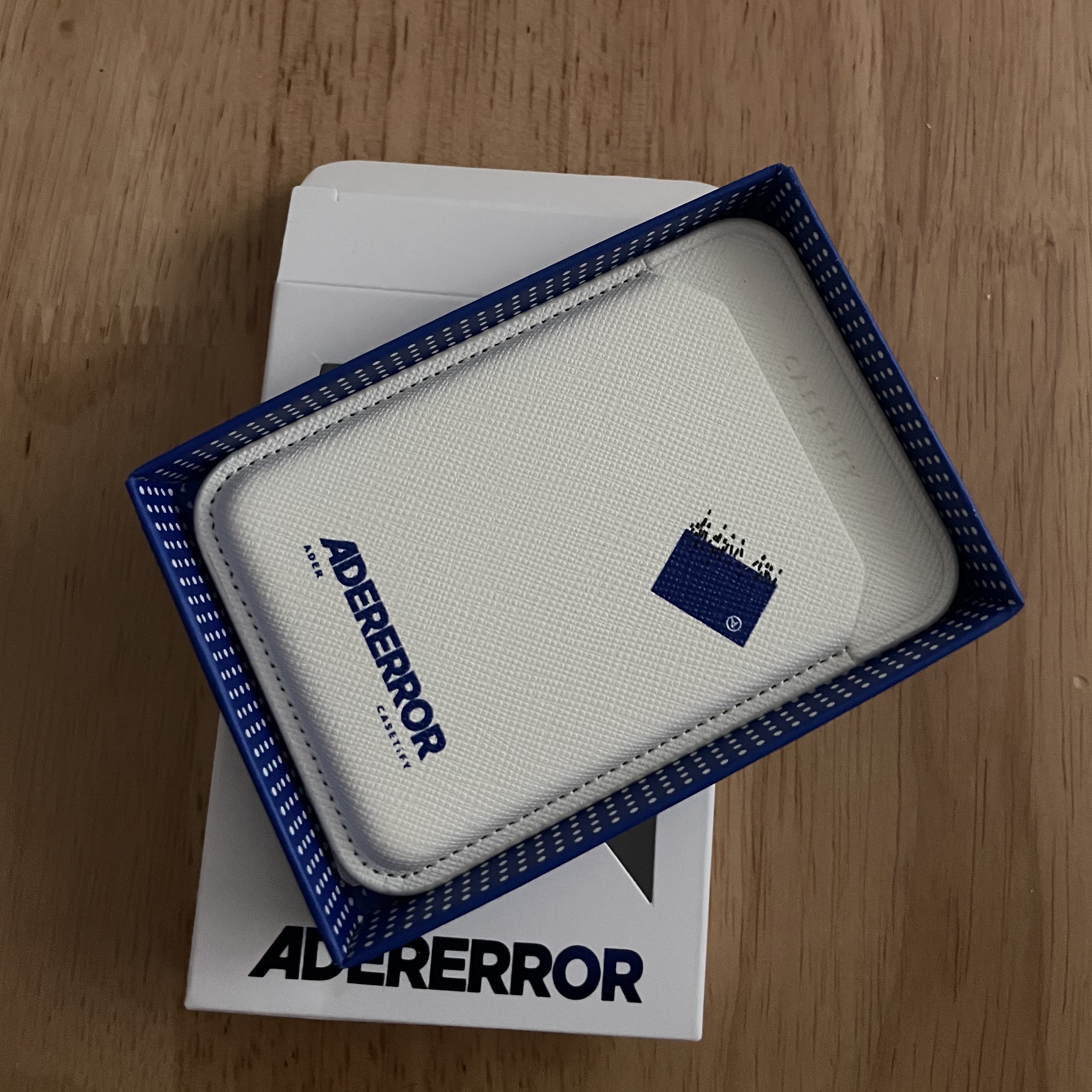 Casetify x Ader Error Magsafe Wallet White 착용 스타일