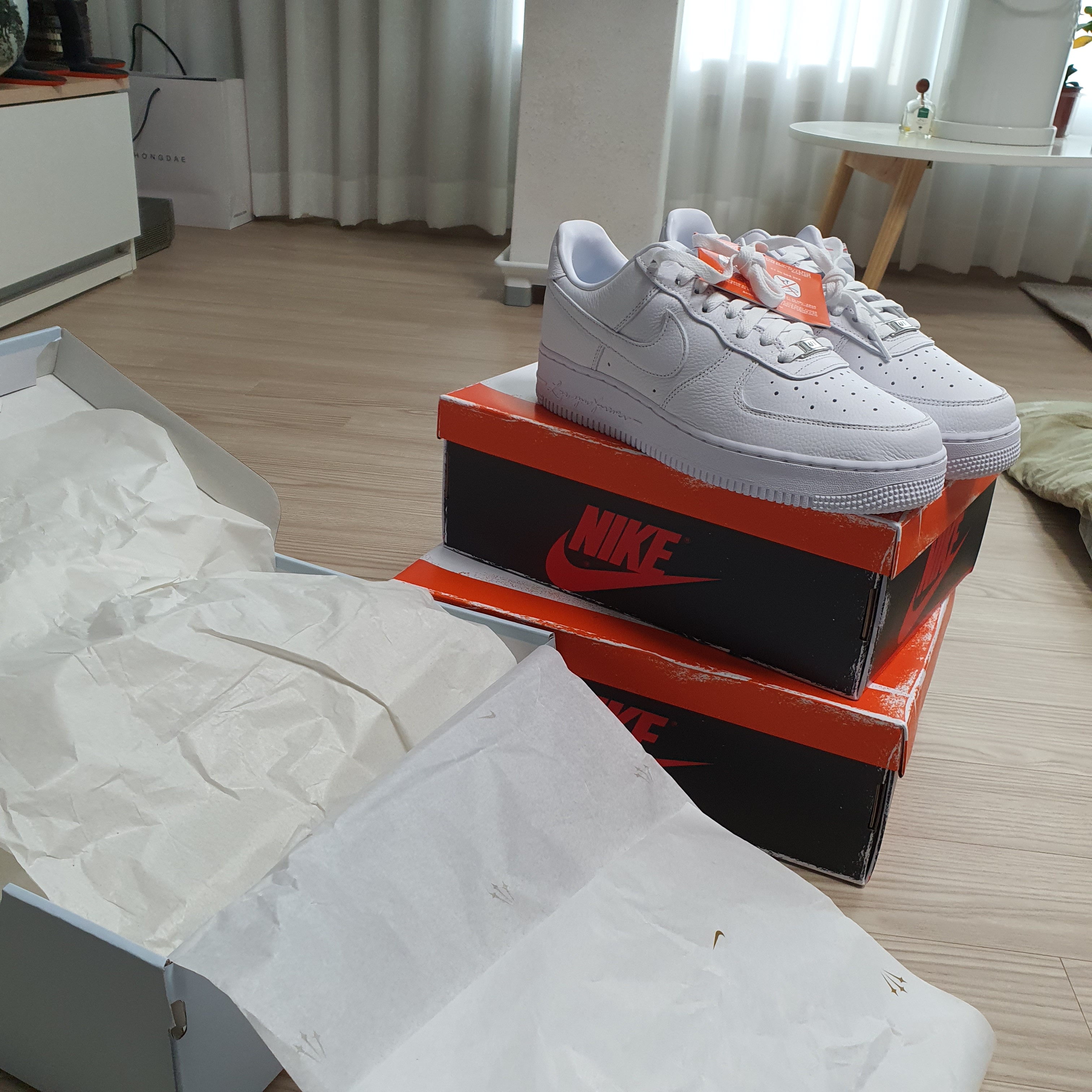 Nike x Drake Nocta Air Force 1 Low SP Certified Lover Boy White, Jordan 1 Retro High OG Chicago 2022 착용 스타일 - 1