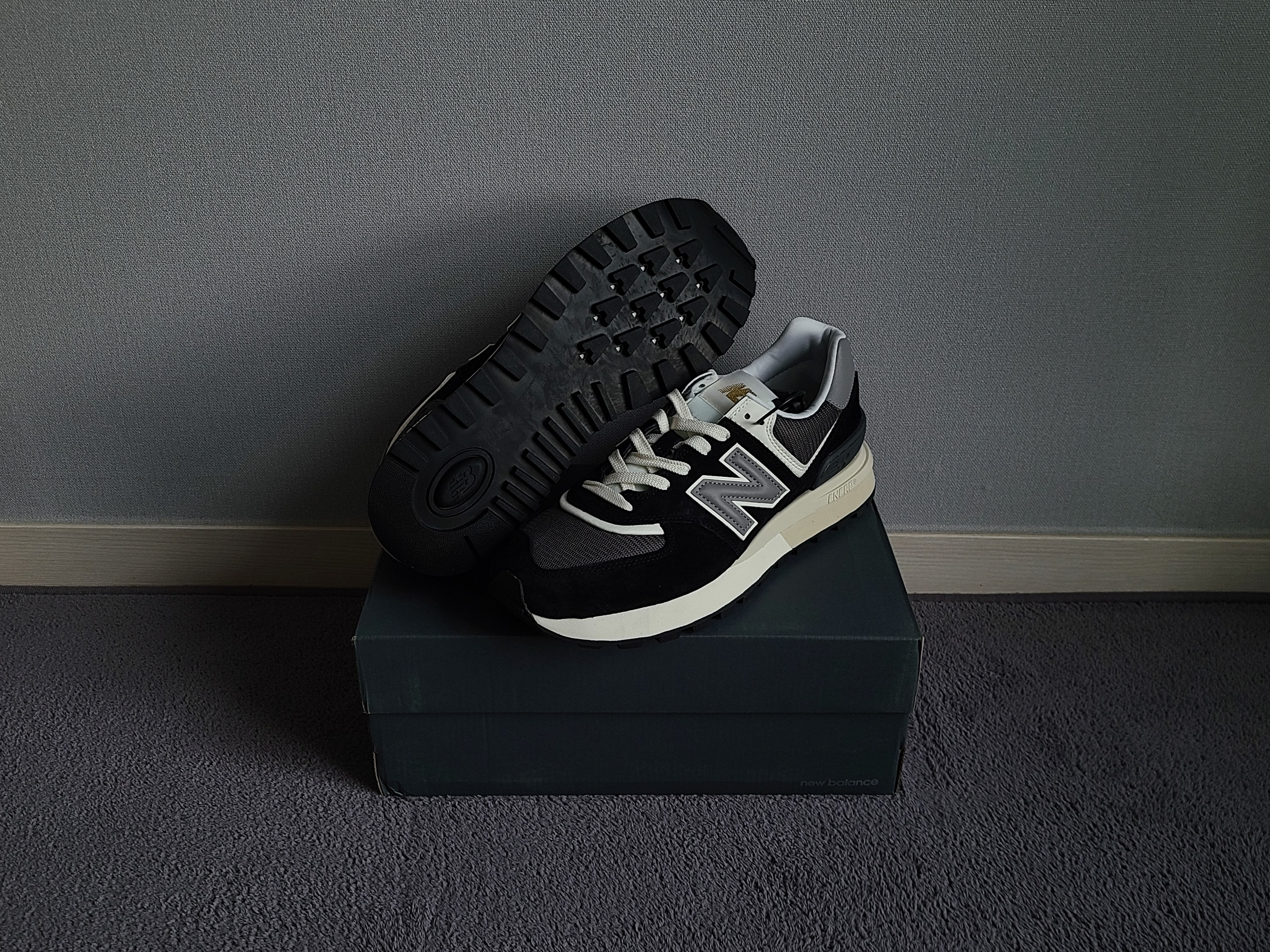 New Balance 574 Legacy Black 착용 스타일 - 2