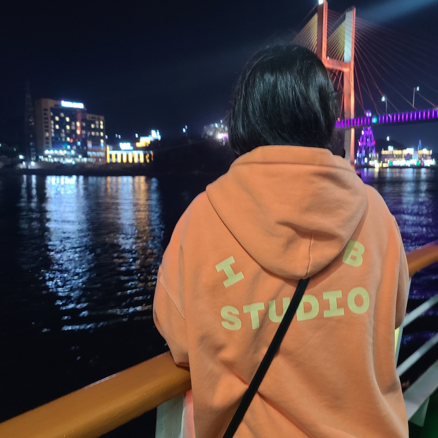 IAB Studio Pigment Hoodie & Sack Salmon, Gucci GG Marmont Matelasse Small Chain Shoulder Bag Black 착용 스타일