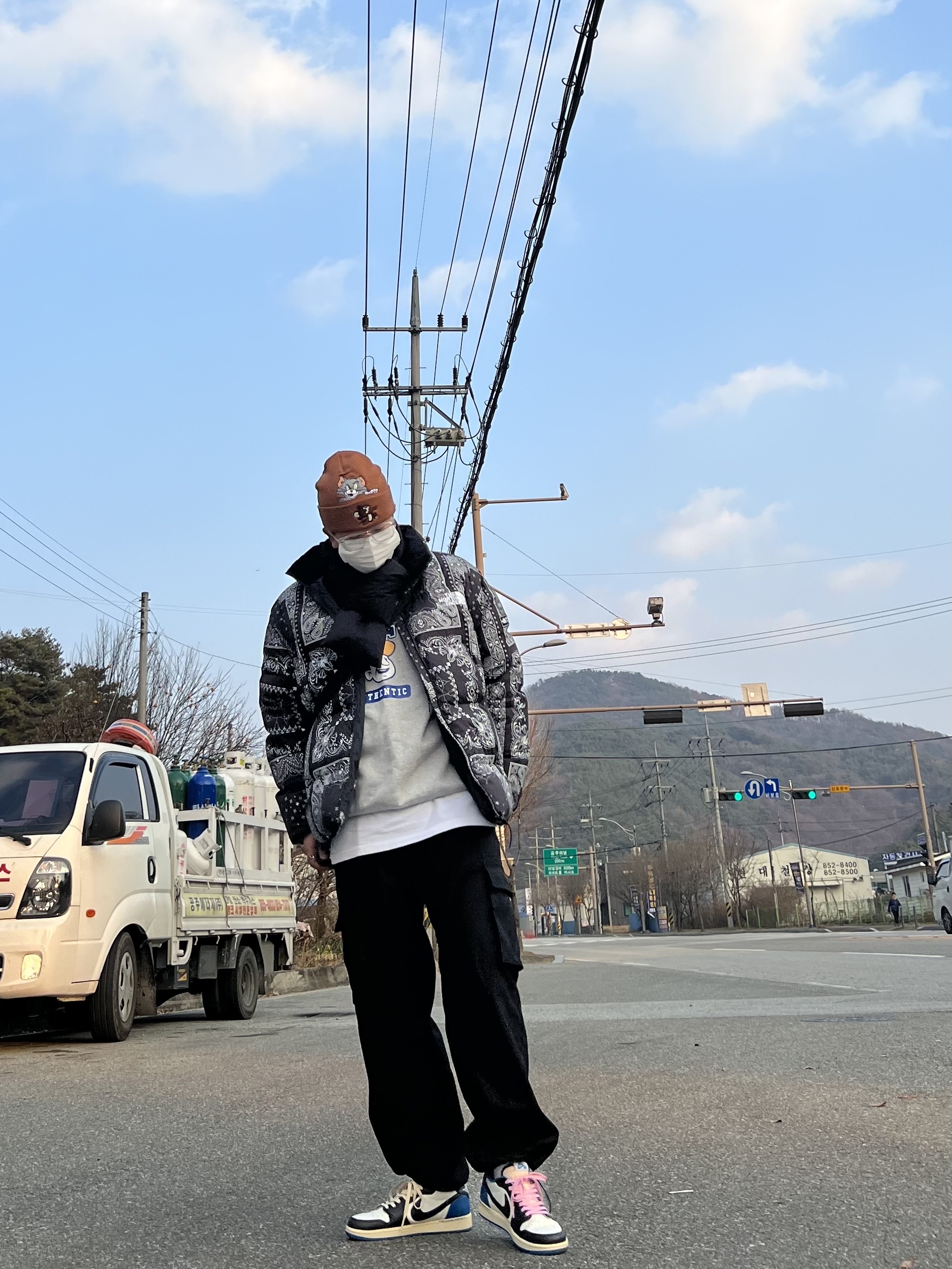 Jordan 1 x Travis Scott x Fragment Retro Low OG SP Military Blue, The North Face Novelty Lofty Down Jacket Real Black 착용 스타일 - 2