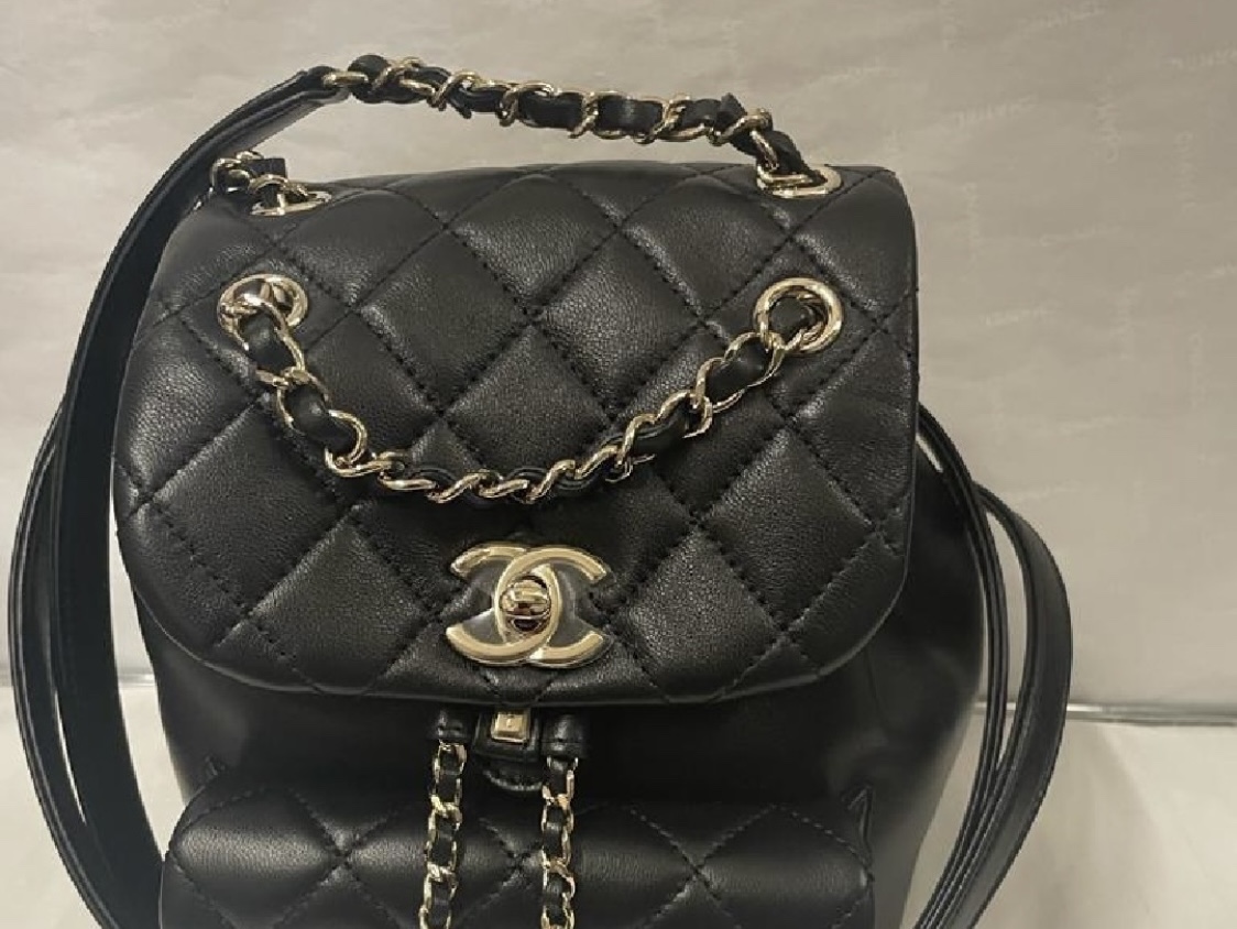 Chanel Small Backpack Calfskin & Gold Black 착용 스타일