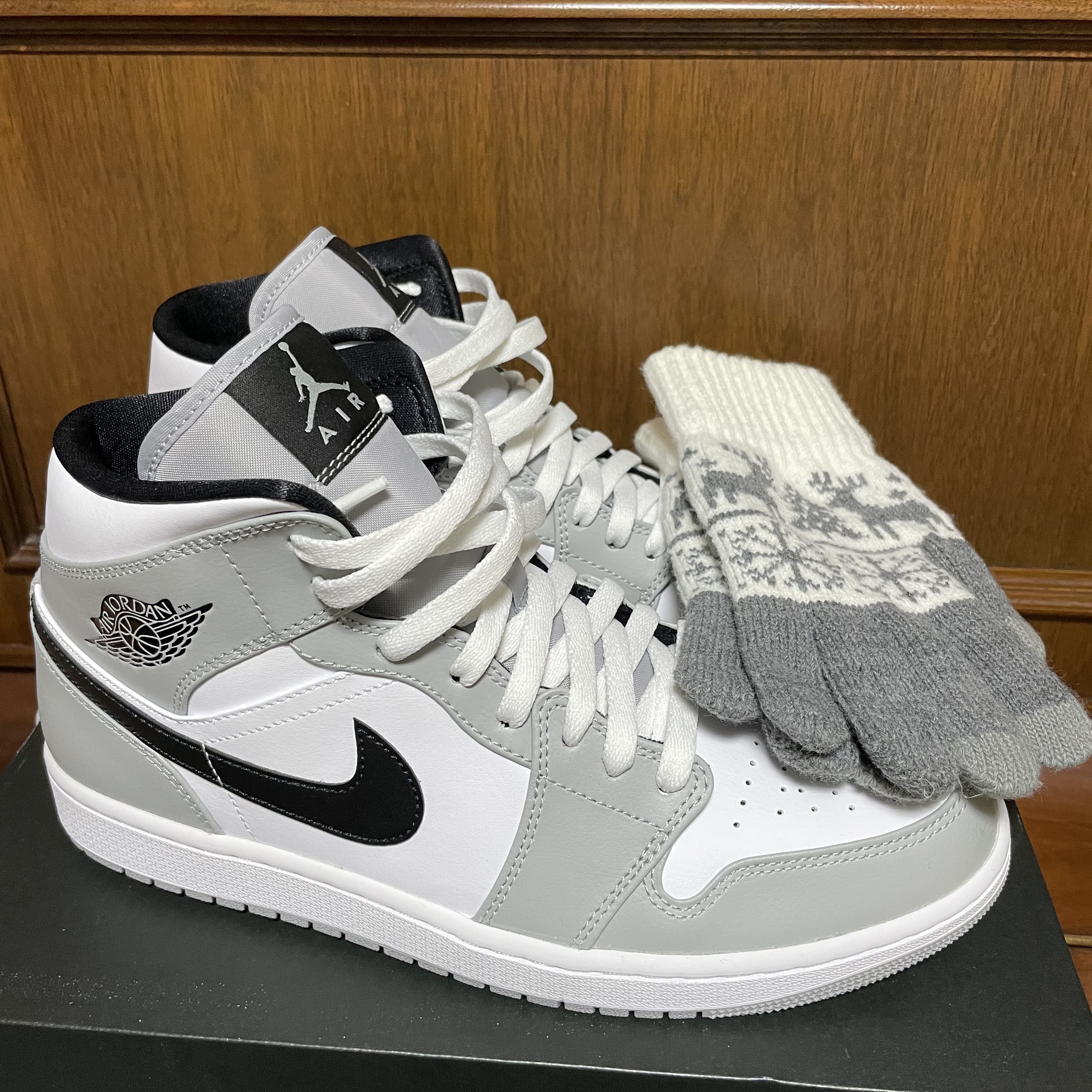 Jordan 1 Mid Light Smoke Grey 착용 스타일 - 1