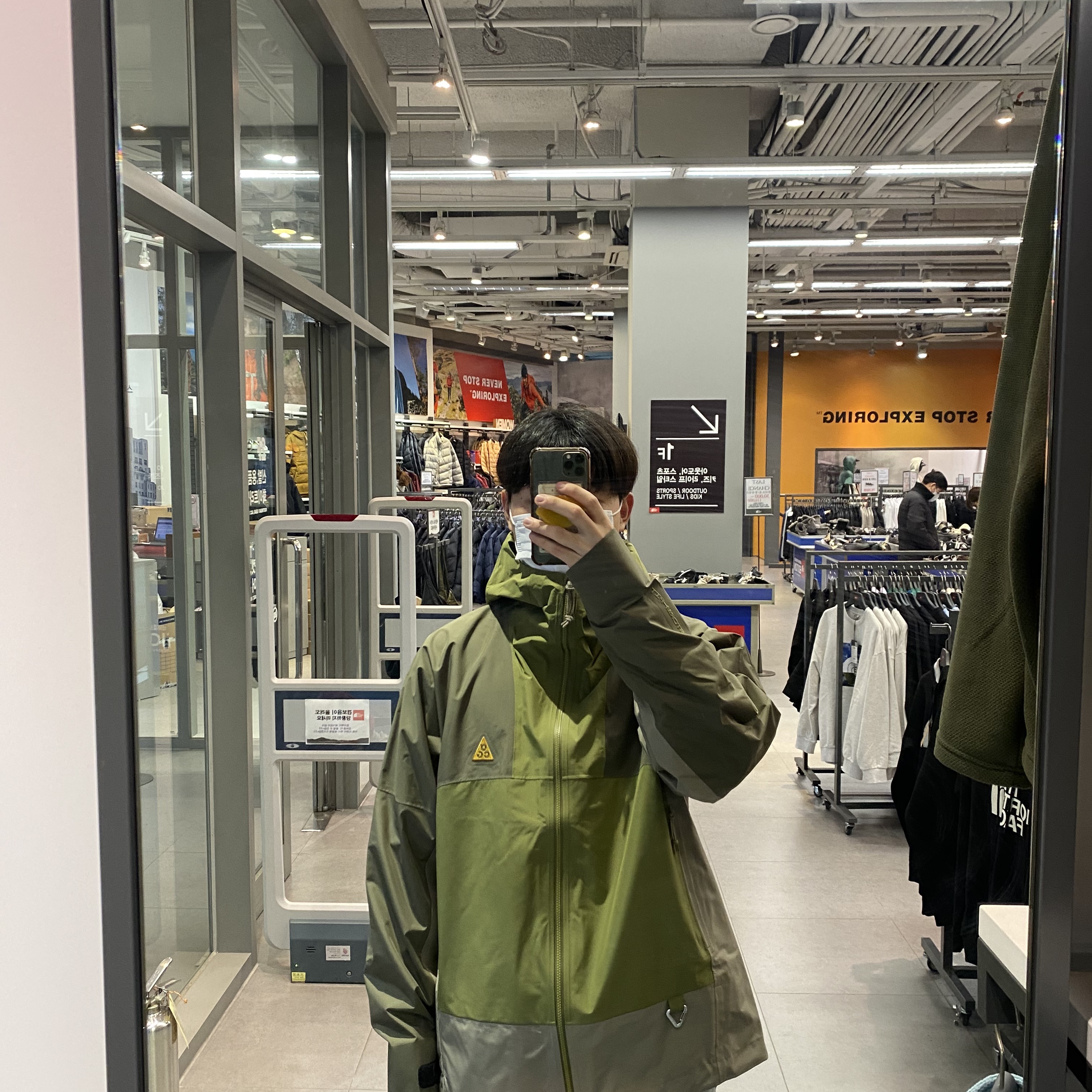Nike ACG Storm-Fit ADV Cascade Rains Full Zip Shell Jacket Medium Olive - Asia 착용 스타일 - 1