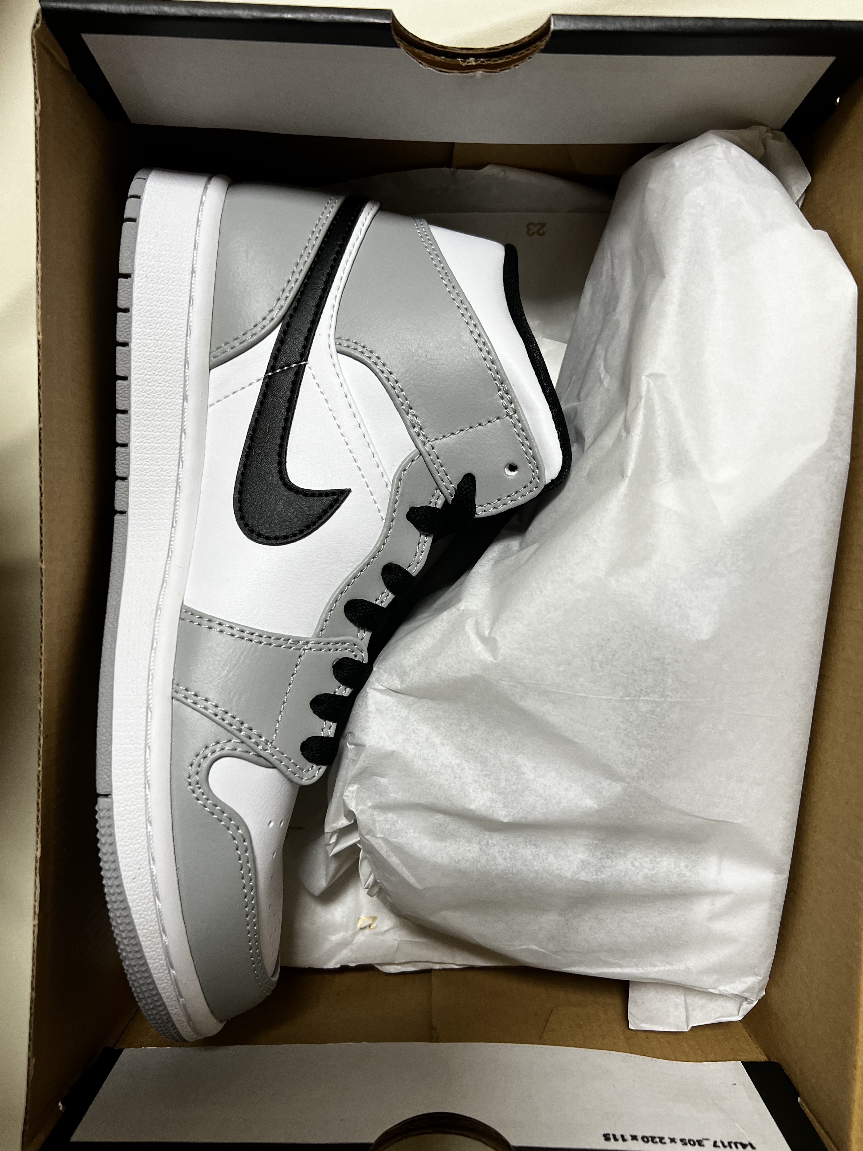 Jordan 1 Mid Light Smoke Grey 착용 스타일