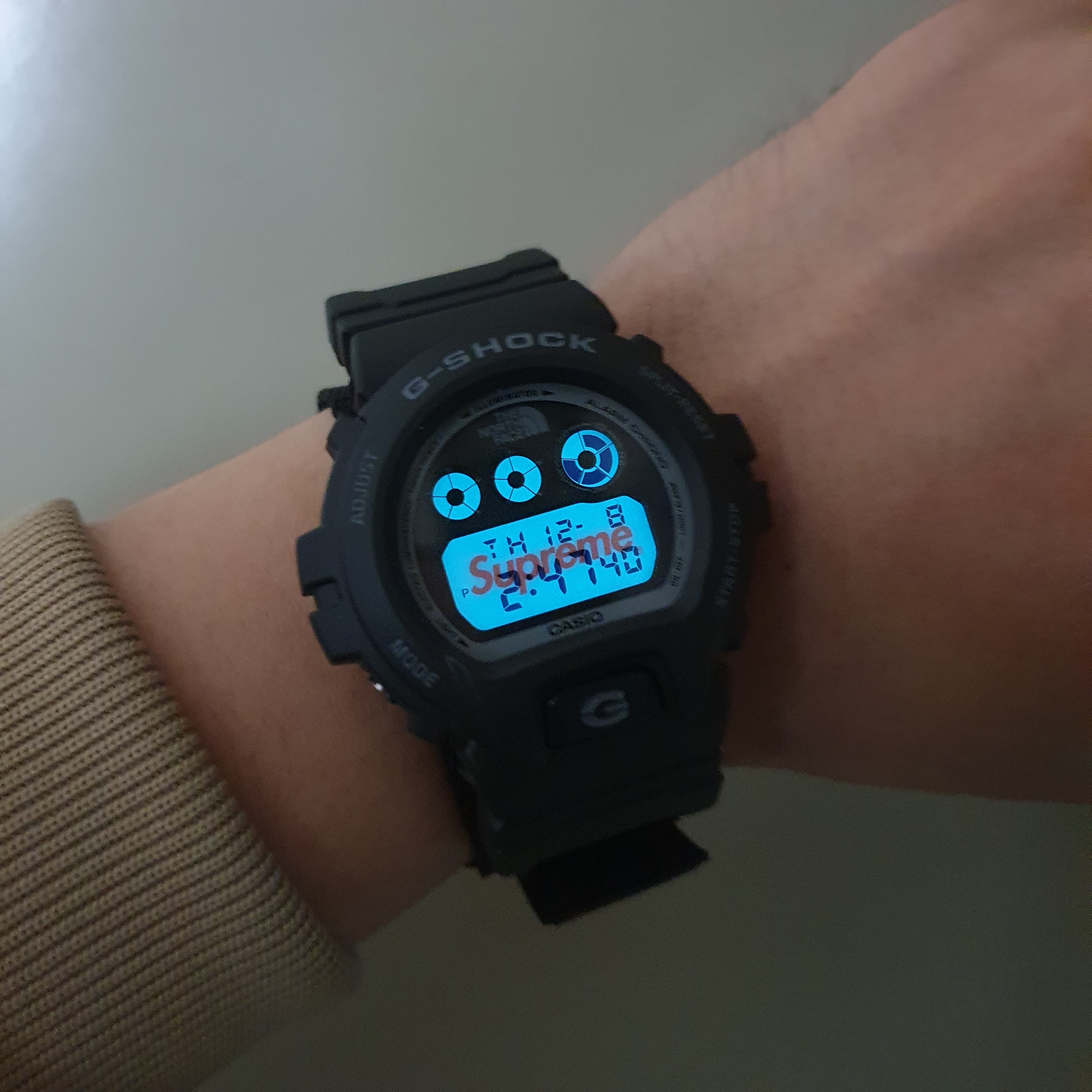 Casio G-Shock x Supreme x The North Face DW-6900 Black 착용 스타일