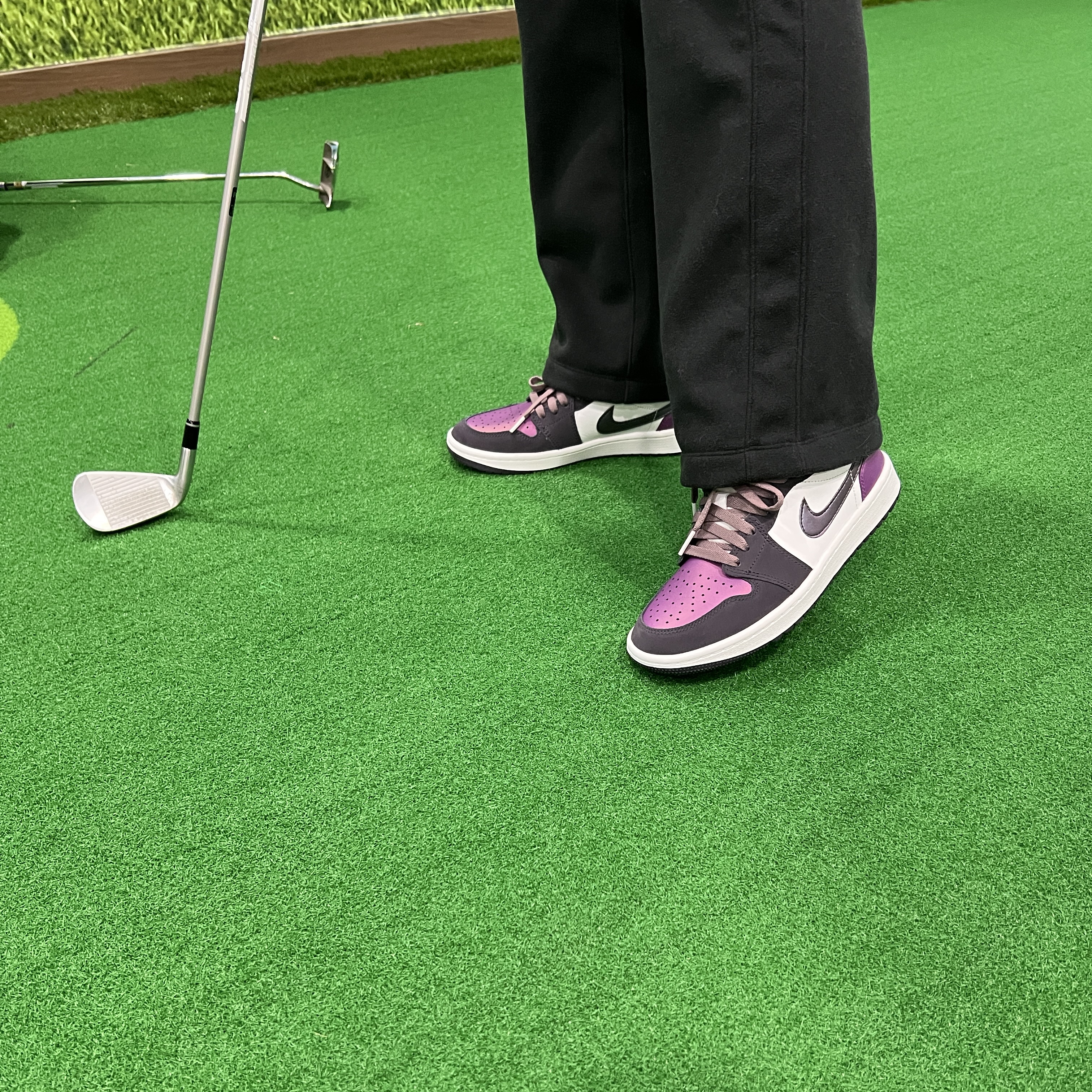 Jordan 1 Low Golf Cave Purple and Viotech 착용 스타일